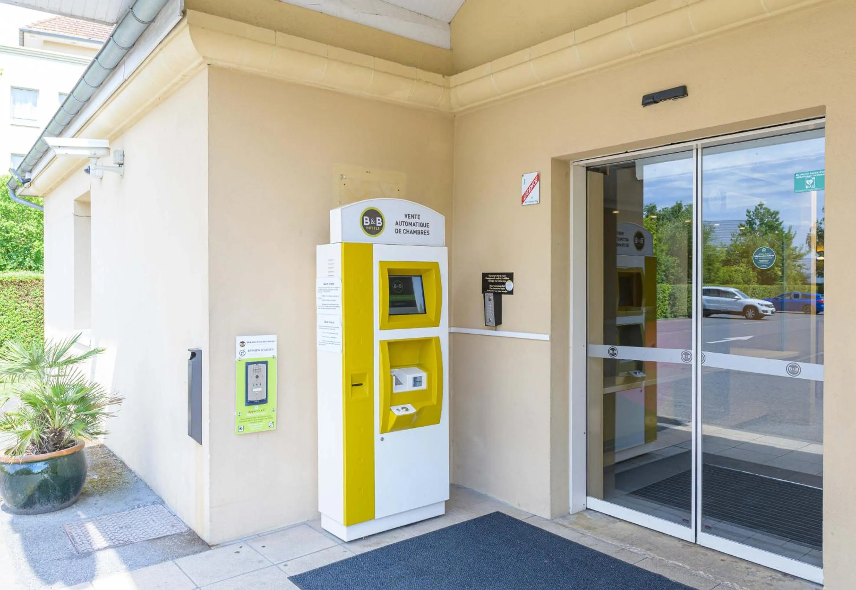Facade/entrance in B&B HOTEL Marne-la-Vallée Bussy-Saint-Georges