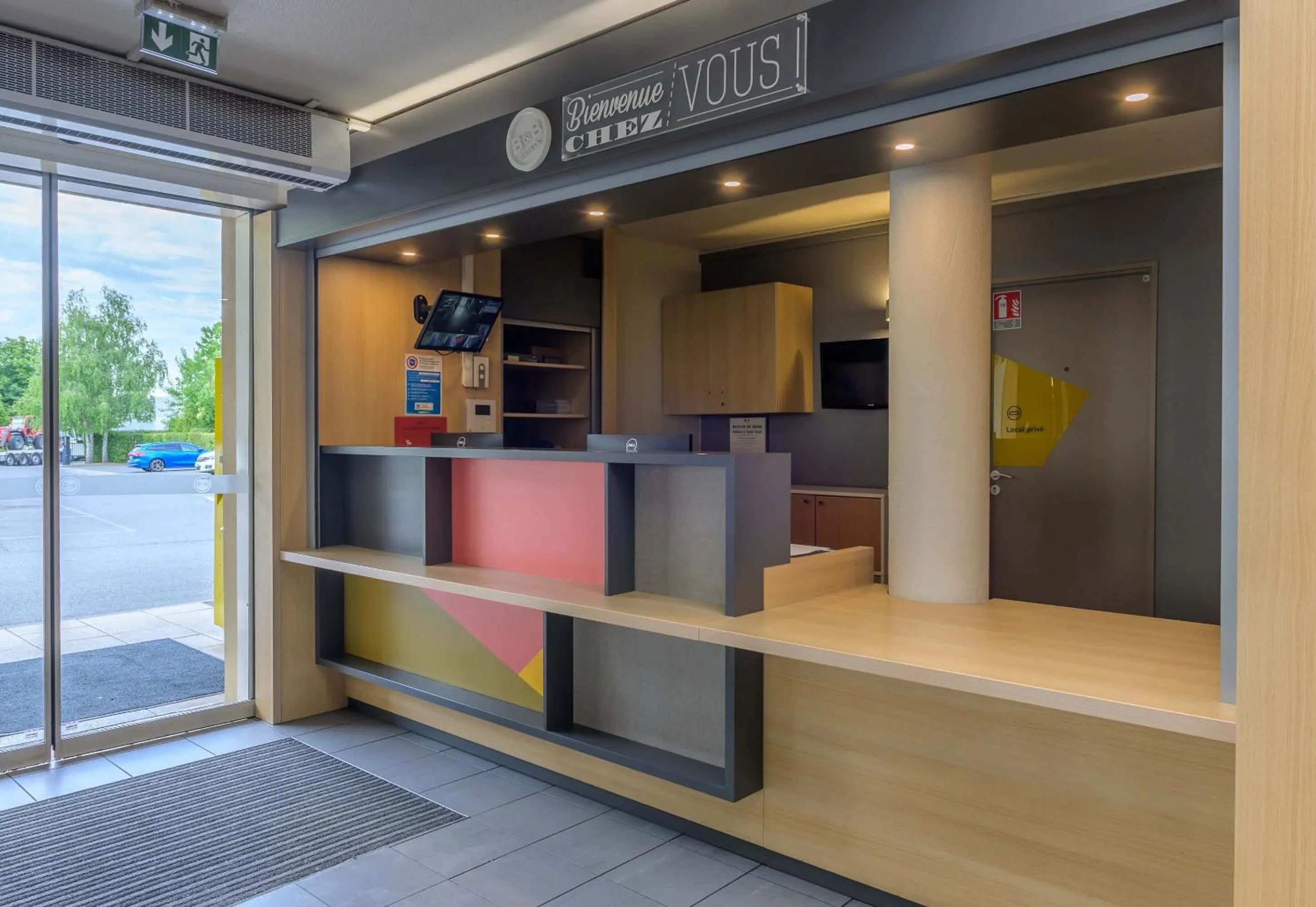 Lobby or reception in B&B HOTEL Marne-la-Vallée Bussy-Saint-Georges