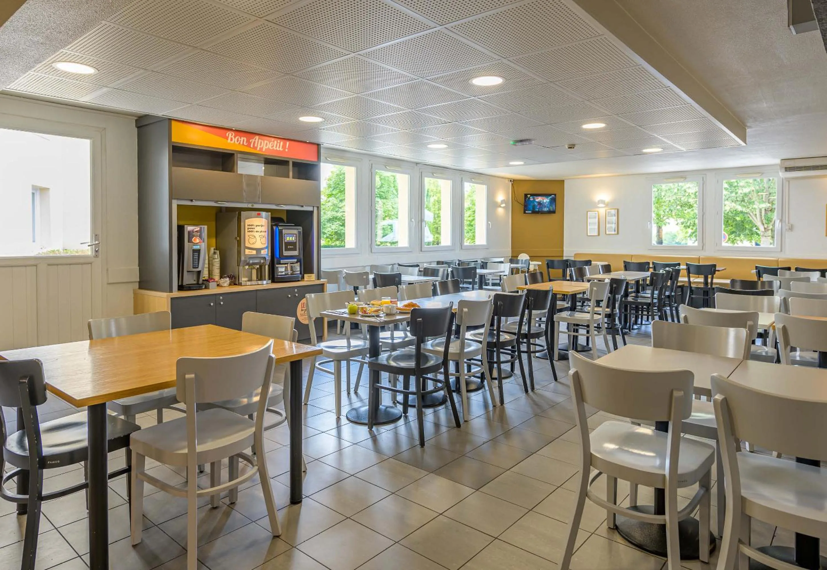 Restaurant/places to eat in B&B HOTEL Marne-la-Vallée Bussy-Saint-Georges