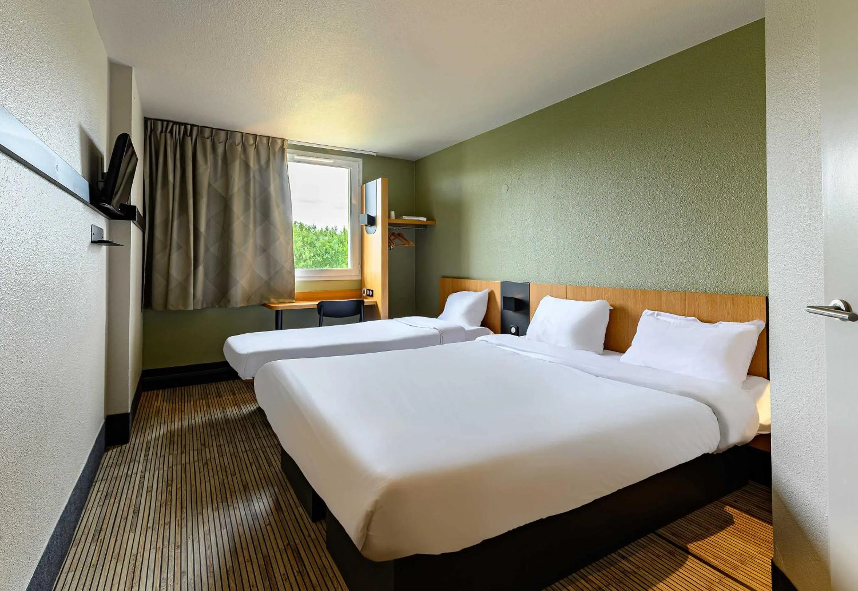 Bed in B&B HOTEL Marne-la-Vallée Bussy-Saint-Georges