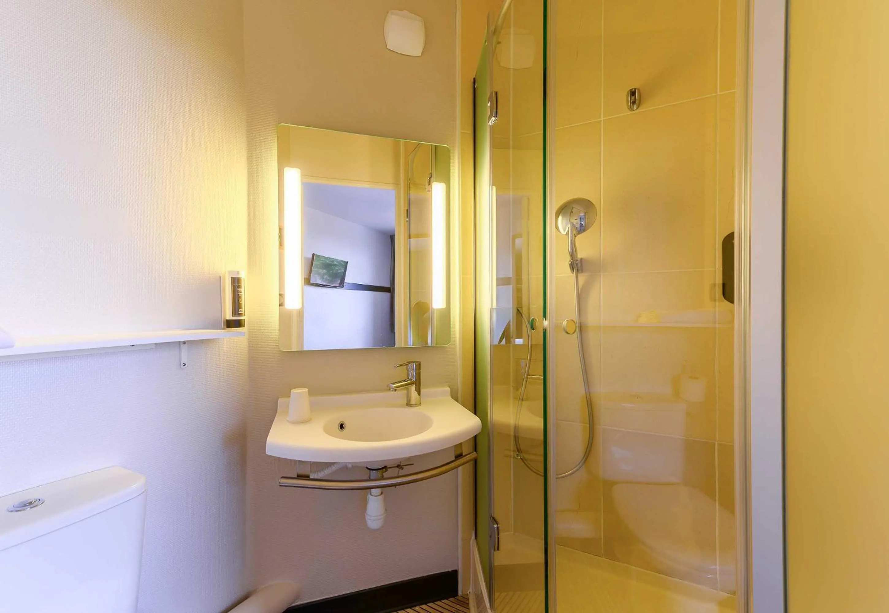 Shower in B&B HOTEL Marne-la-Vallée Bussy-Saint-Georges