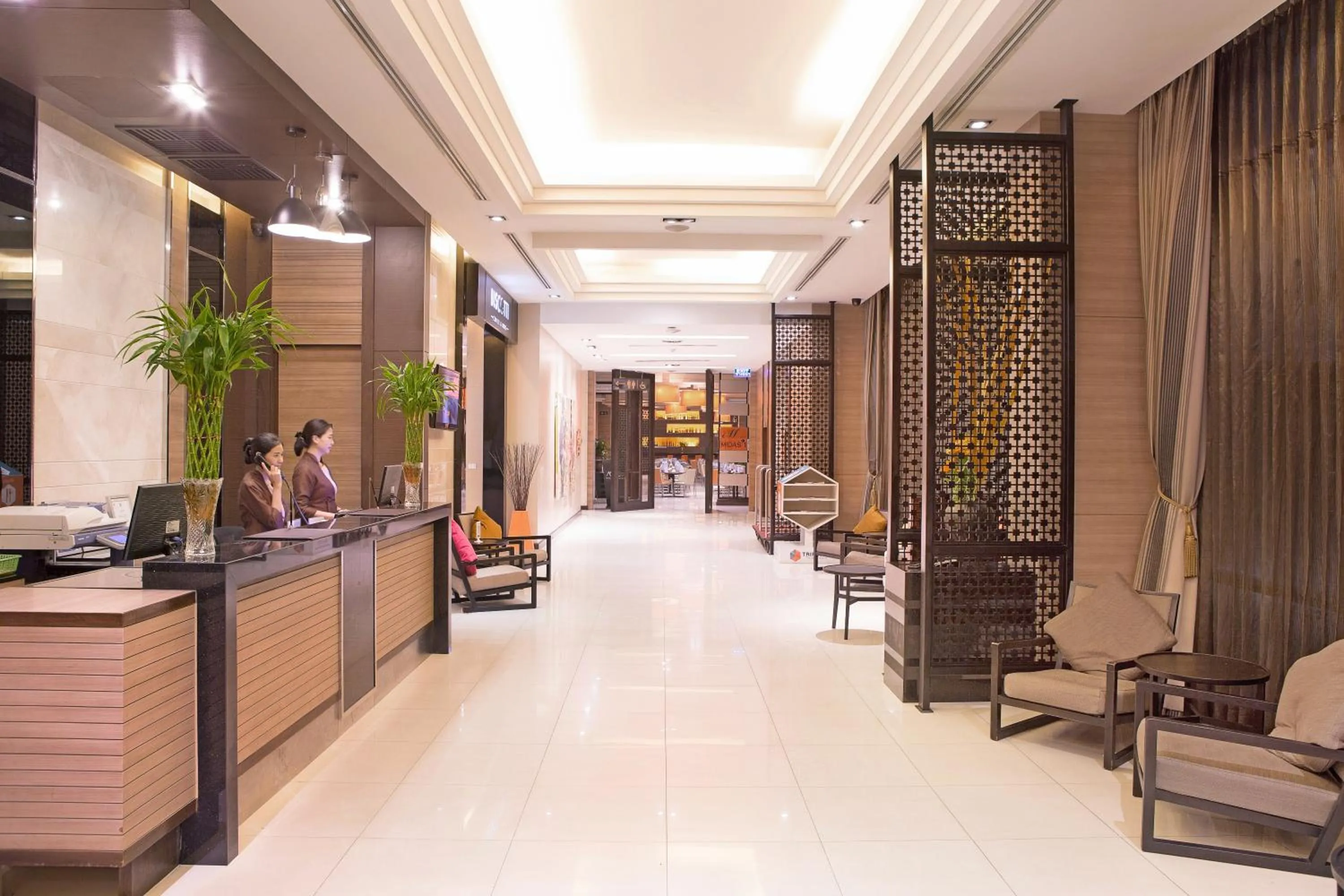 Lobby or reception in Mida Hotel Ngamwongwan - SHA Plus