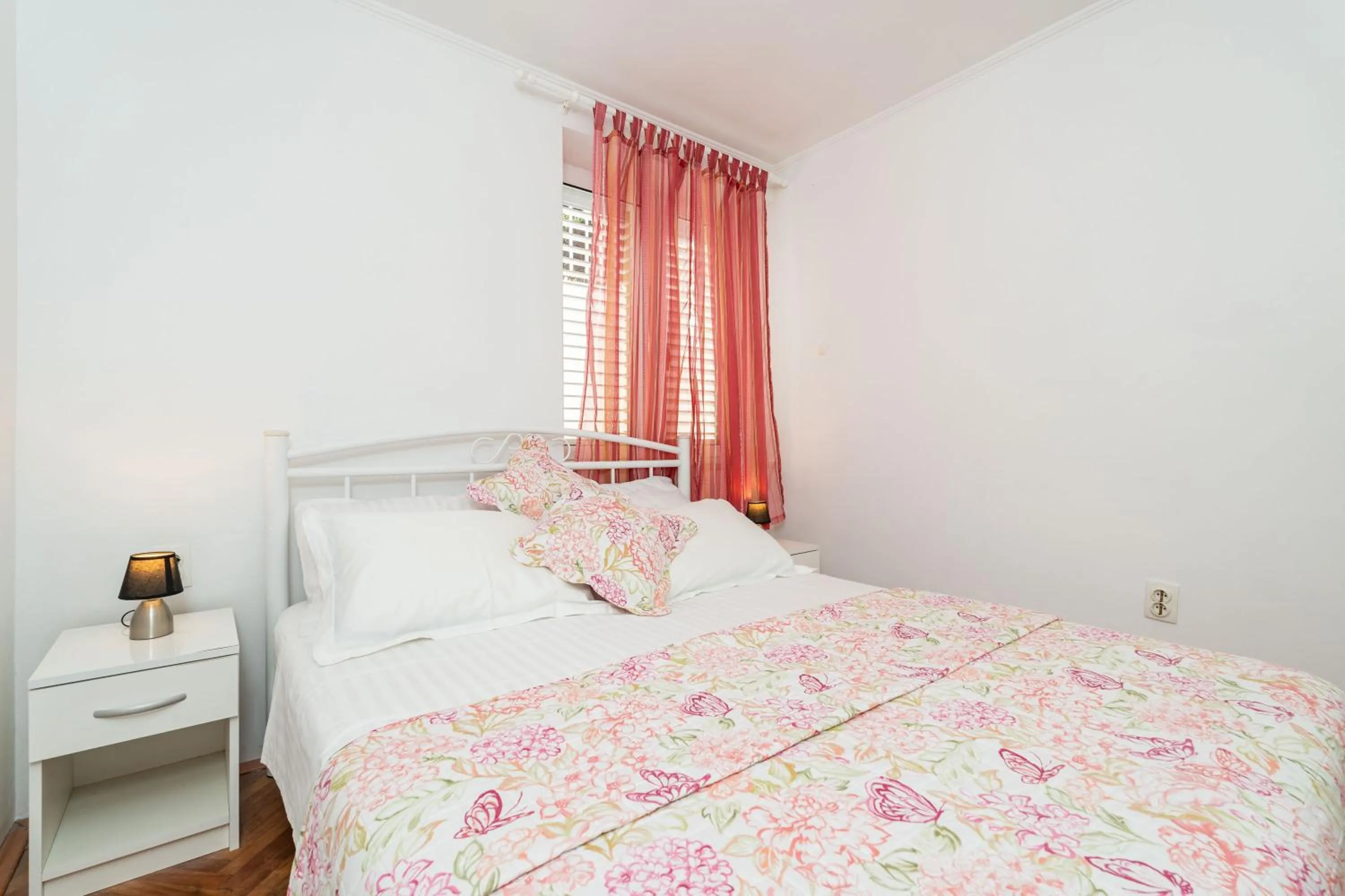 Bed in Apartments and Room Lora