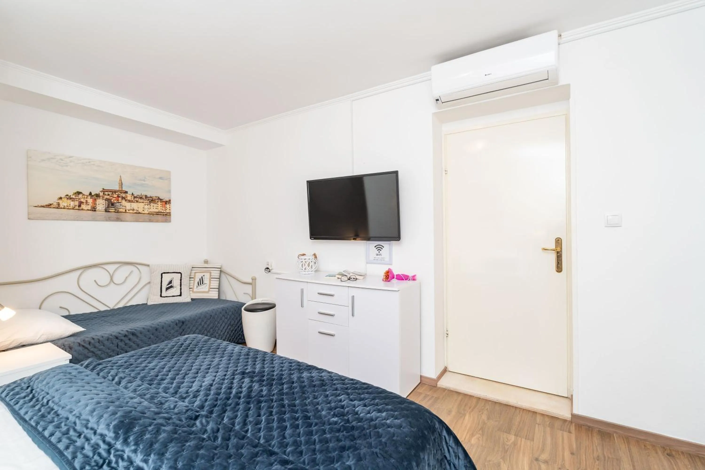 Bed in Apartments and Room Lora