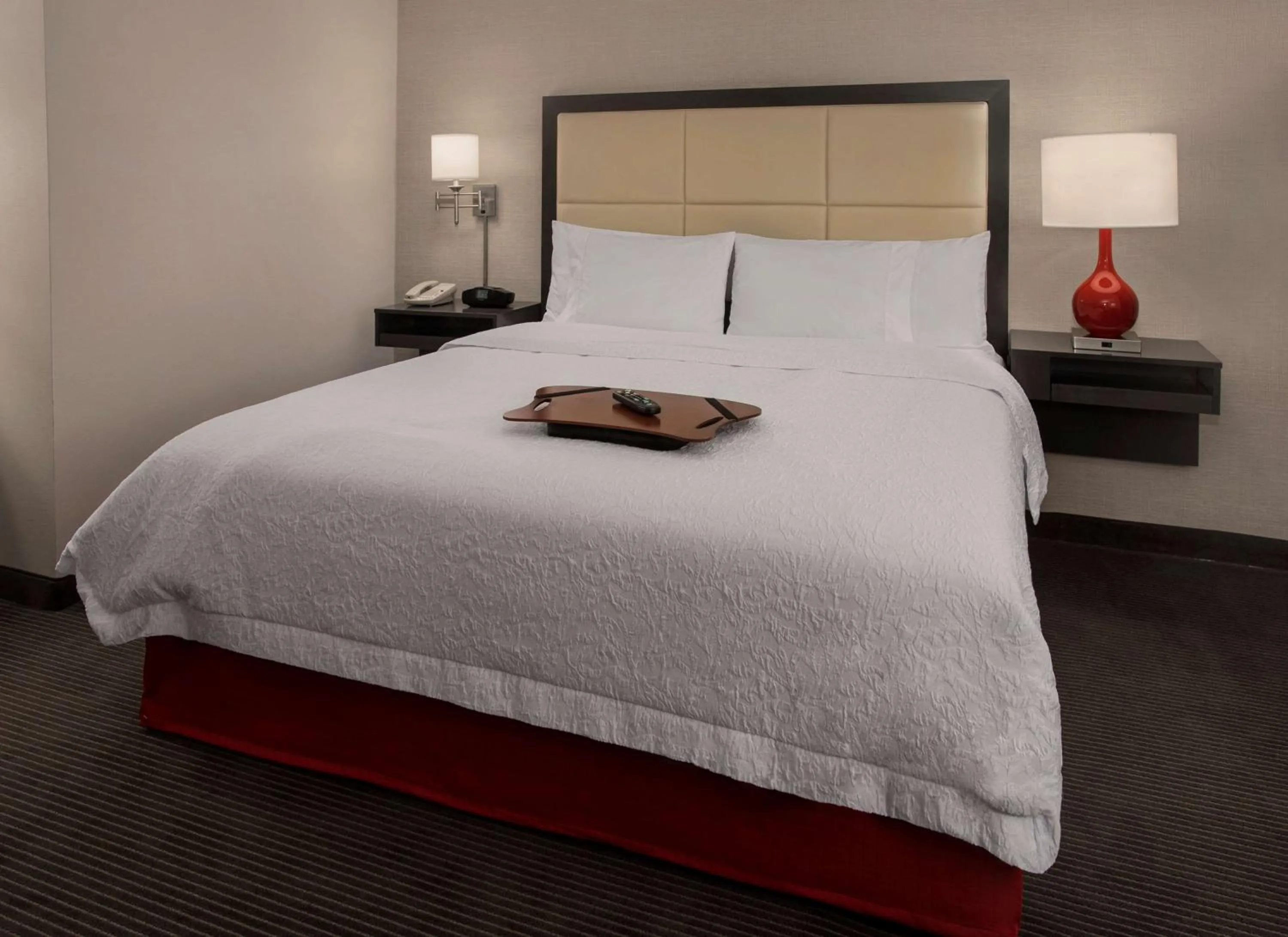 Bed in Hampton Inn & Suites Milwaukee Downtown