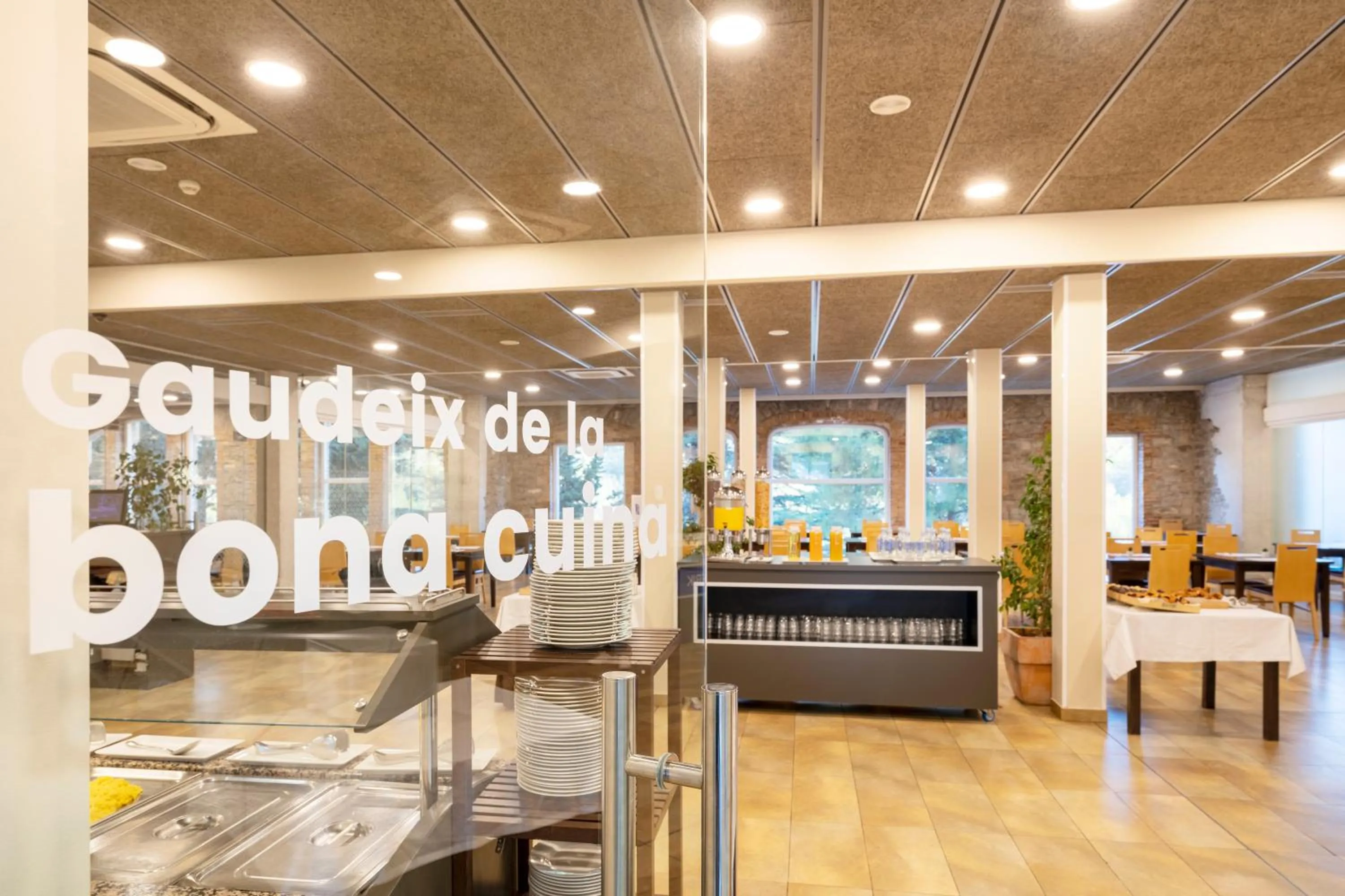 Buffet breakfast in Iberik Rocallaura Balneari