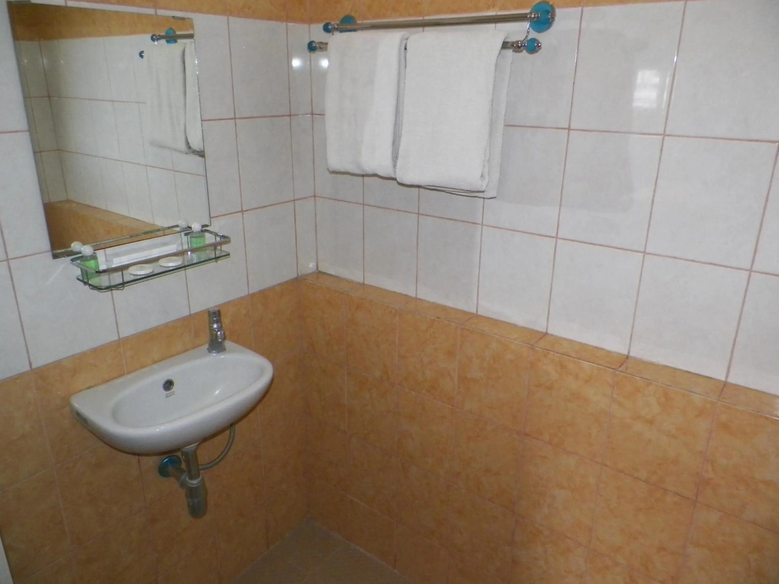 Bathroom in Al-Badar Hotel Syariah Makassar