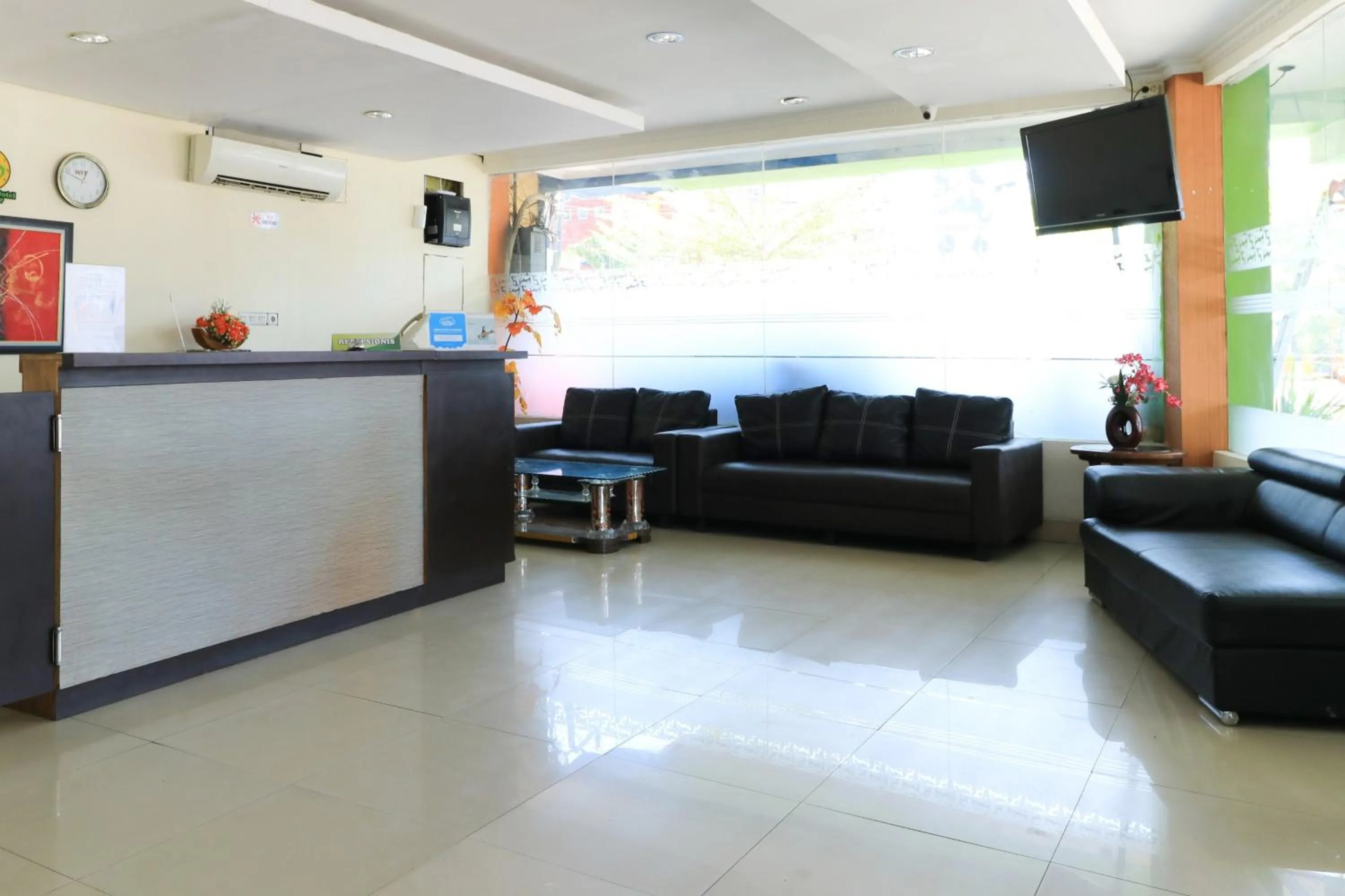 Lobby or reception in Al-Badar Hotel Syariah Makassar