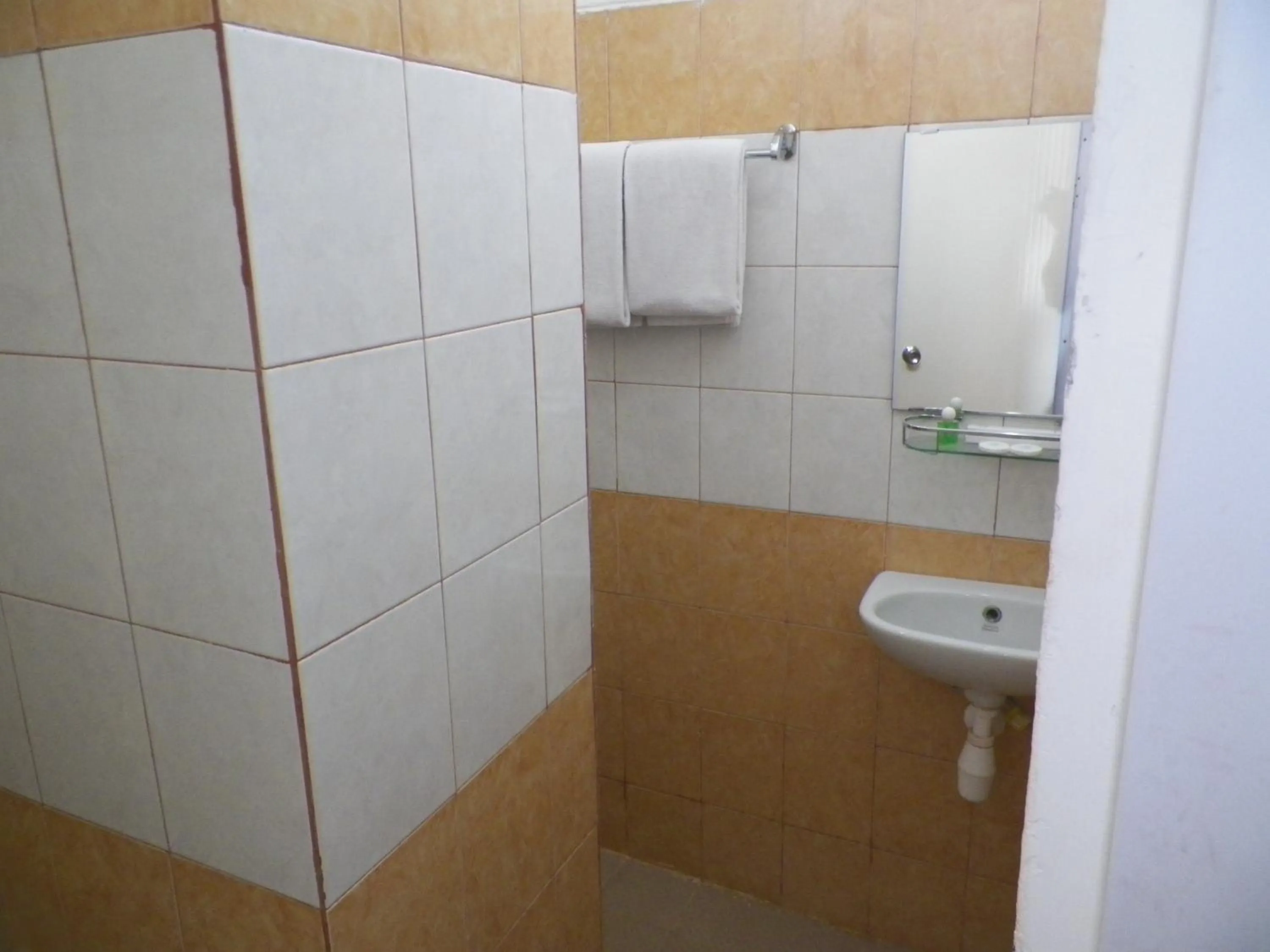 Bathroom in Al-Badar Hotel Syariah Makassar