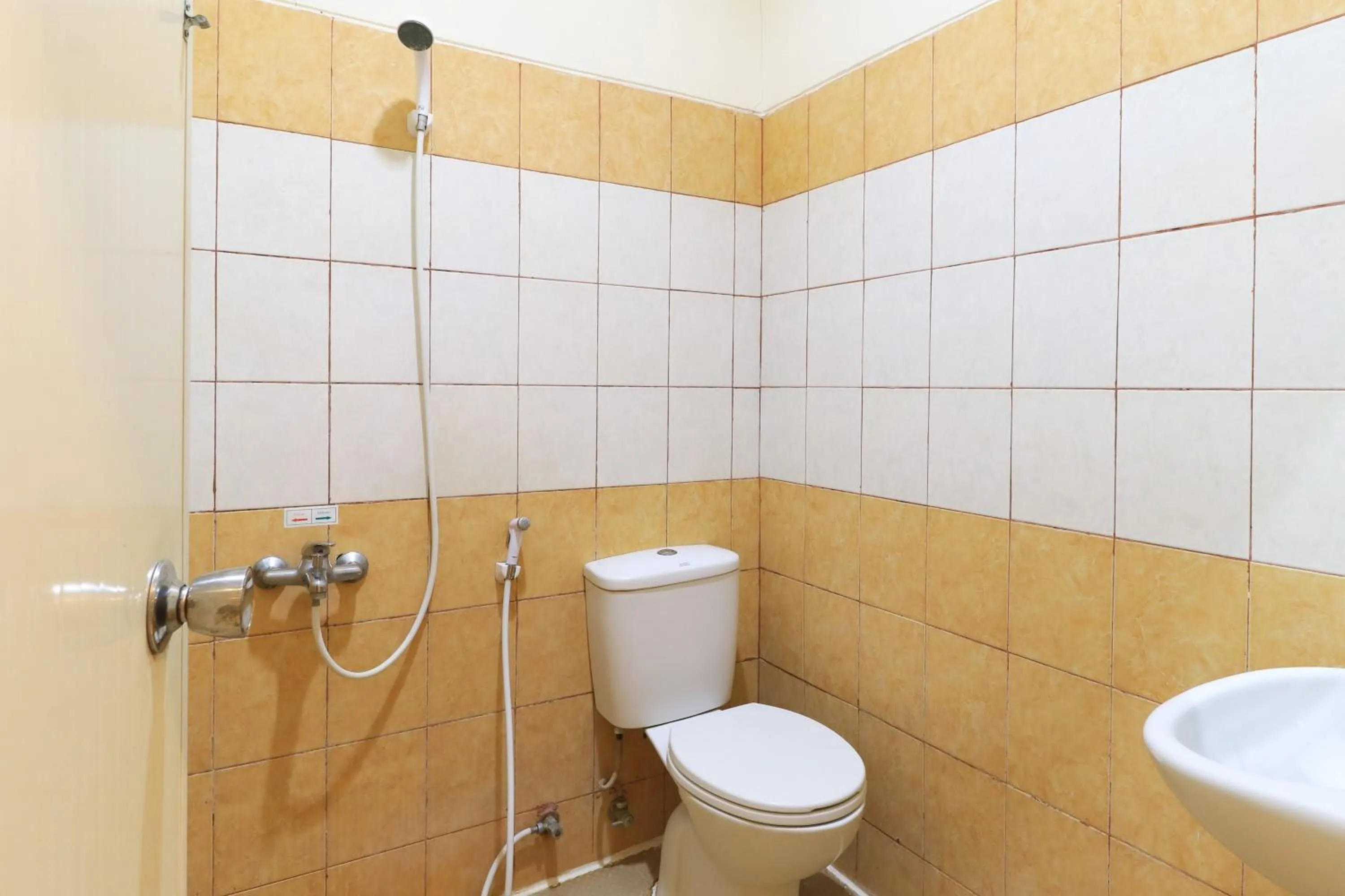 Bathroom in Al-Badar Hotel Syariah Makassar