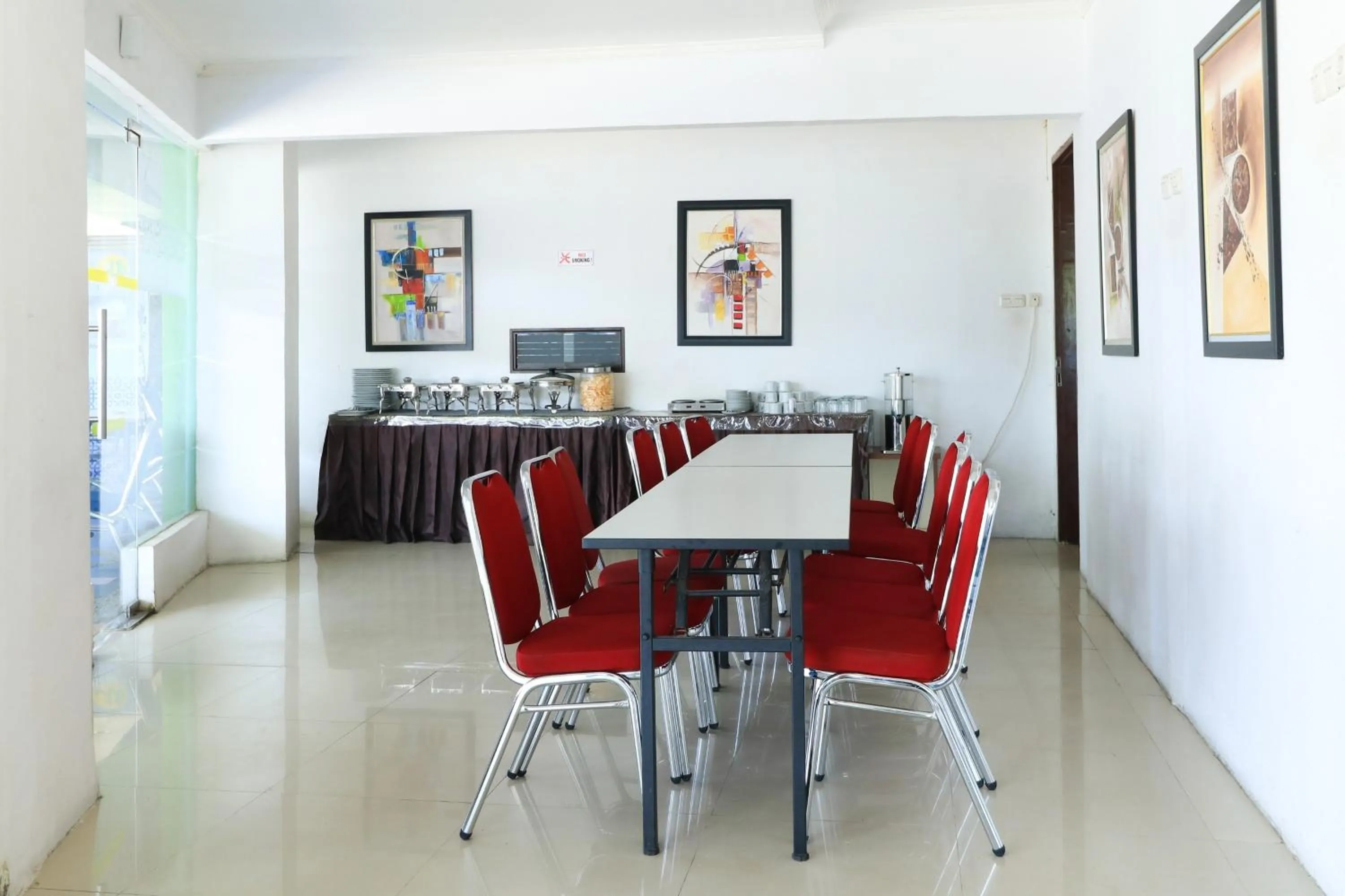 Restaurant/places to eat in Al-Badar Hotel Syariah Makassar