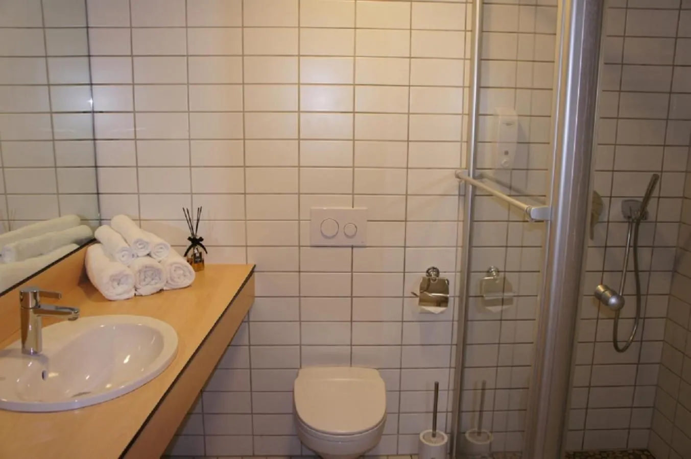 Shower in Zaliasis slenis - Self check-in hotel - Free parking