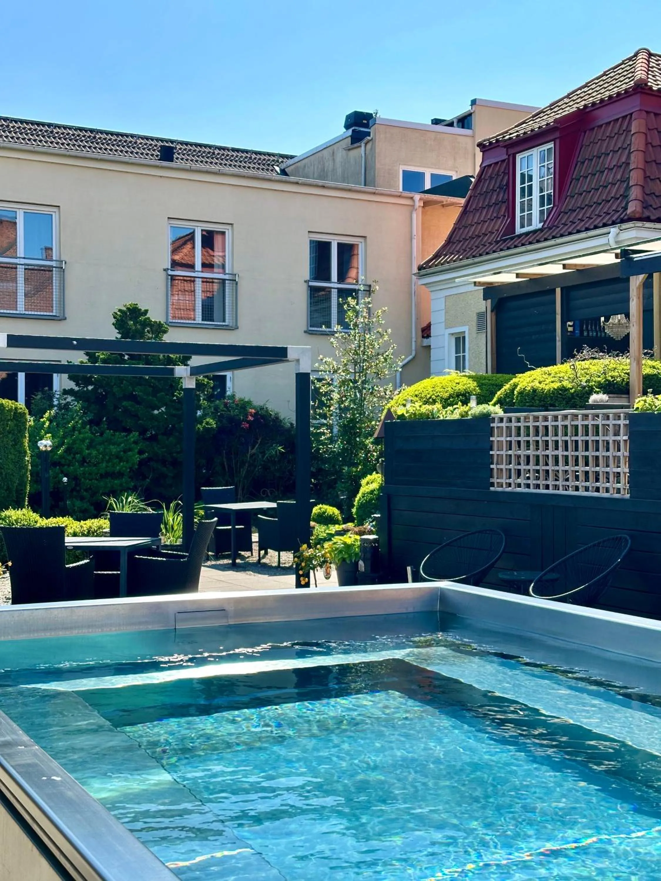 Pool view in Hotell Dannegården