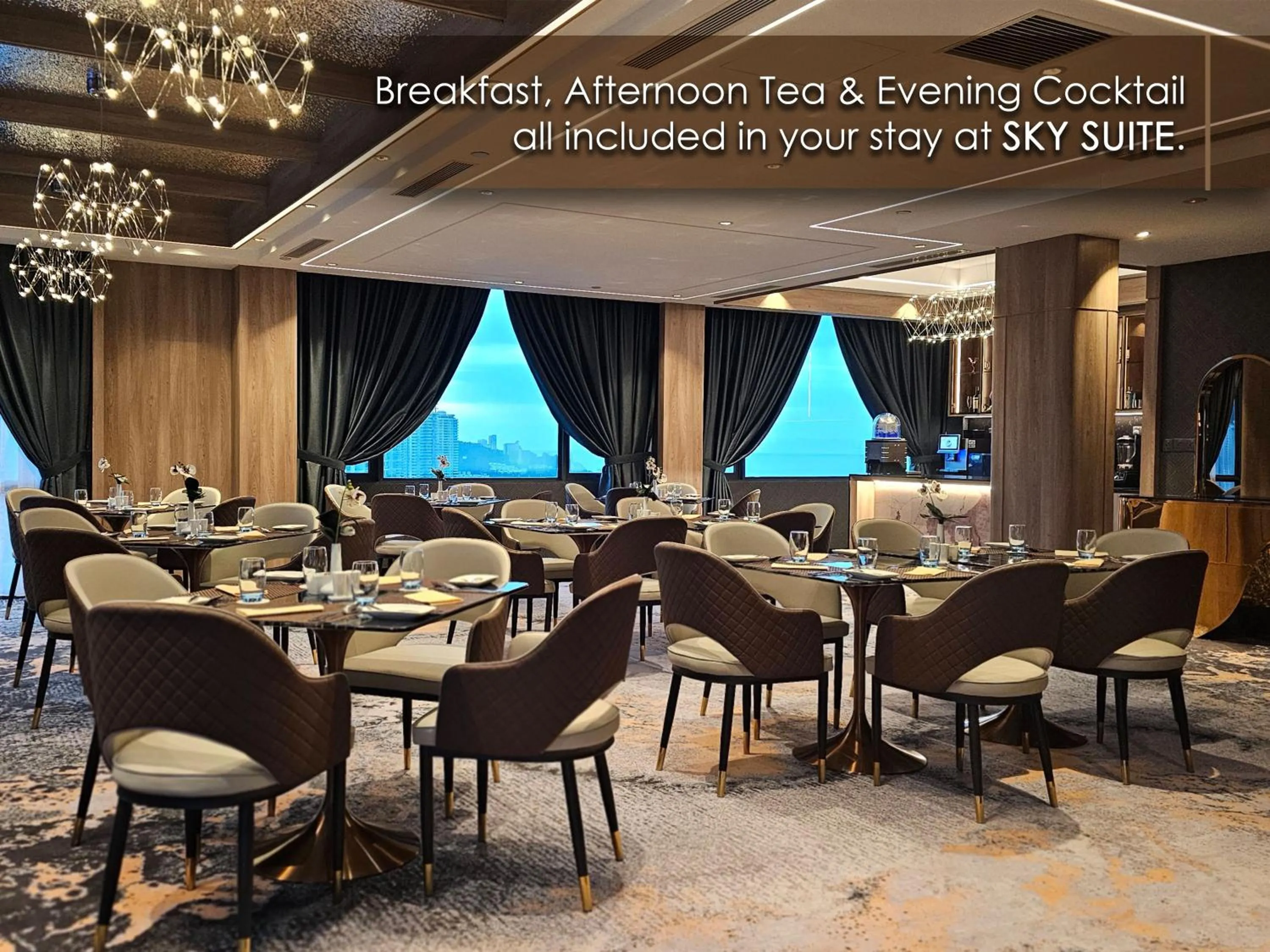 Lounge or bar in Hompton Hotel by the Beach