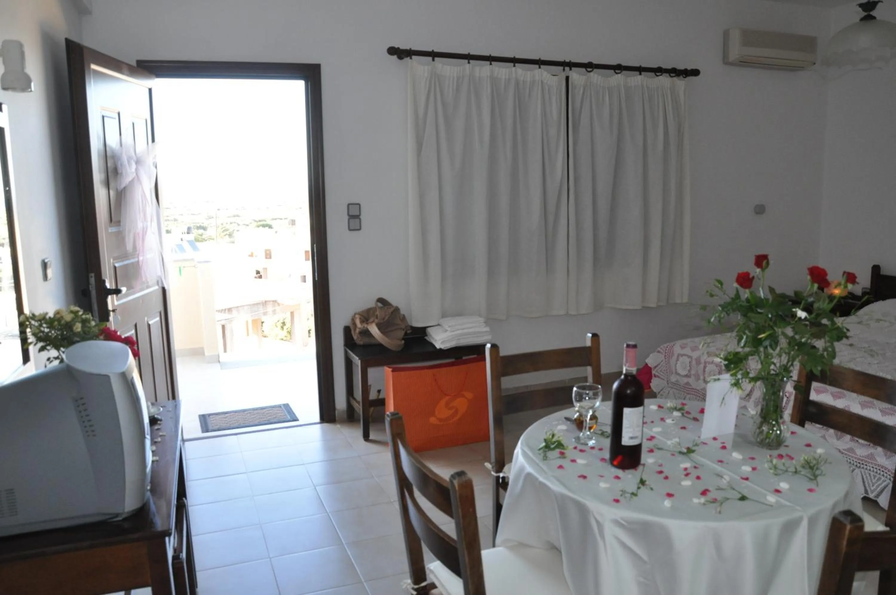 Photo of the whole room in Flamingo Apartments