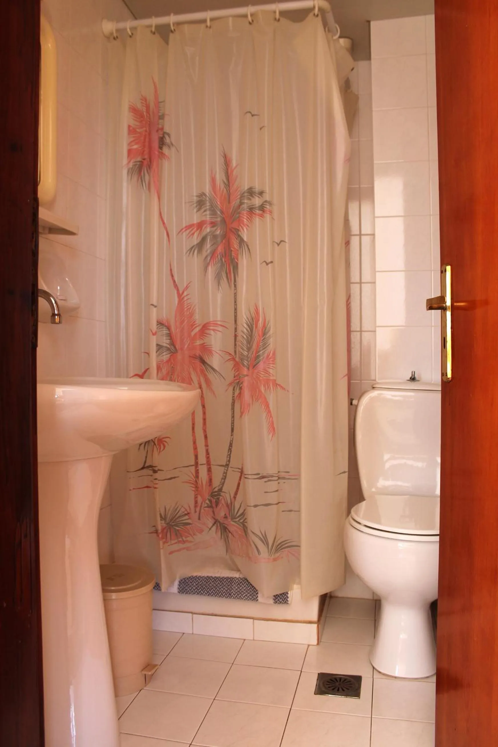 Bathroom in Flamingo Apartments