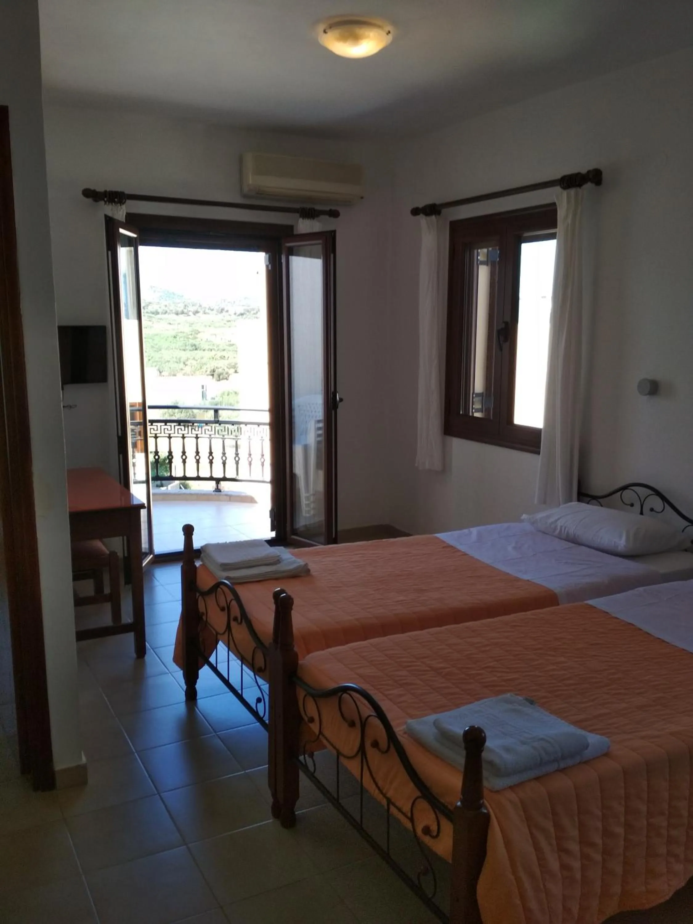 Bed in Flamingo Apartments