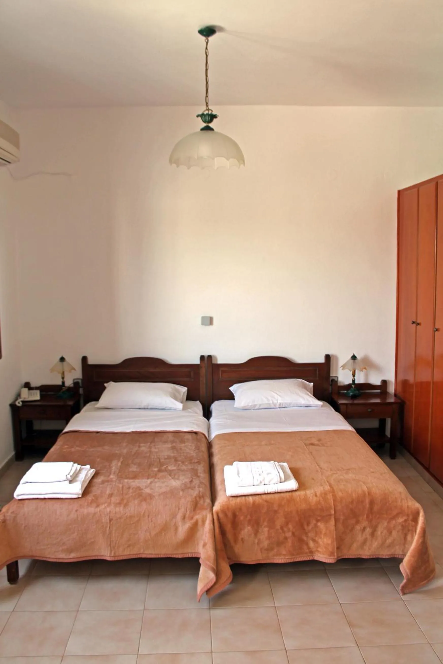 Bed in Flamingo Apartments