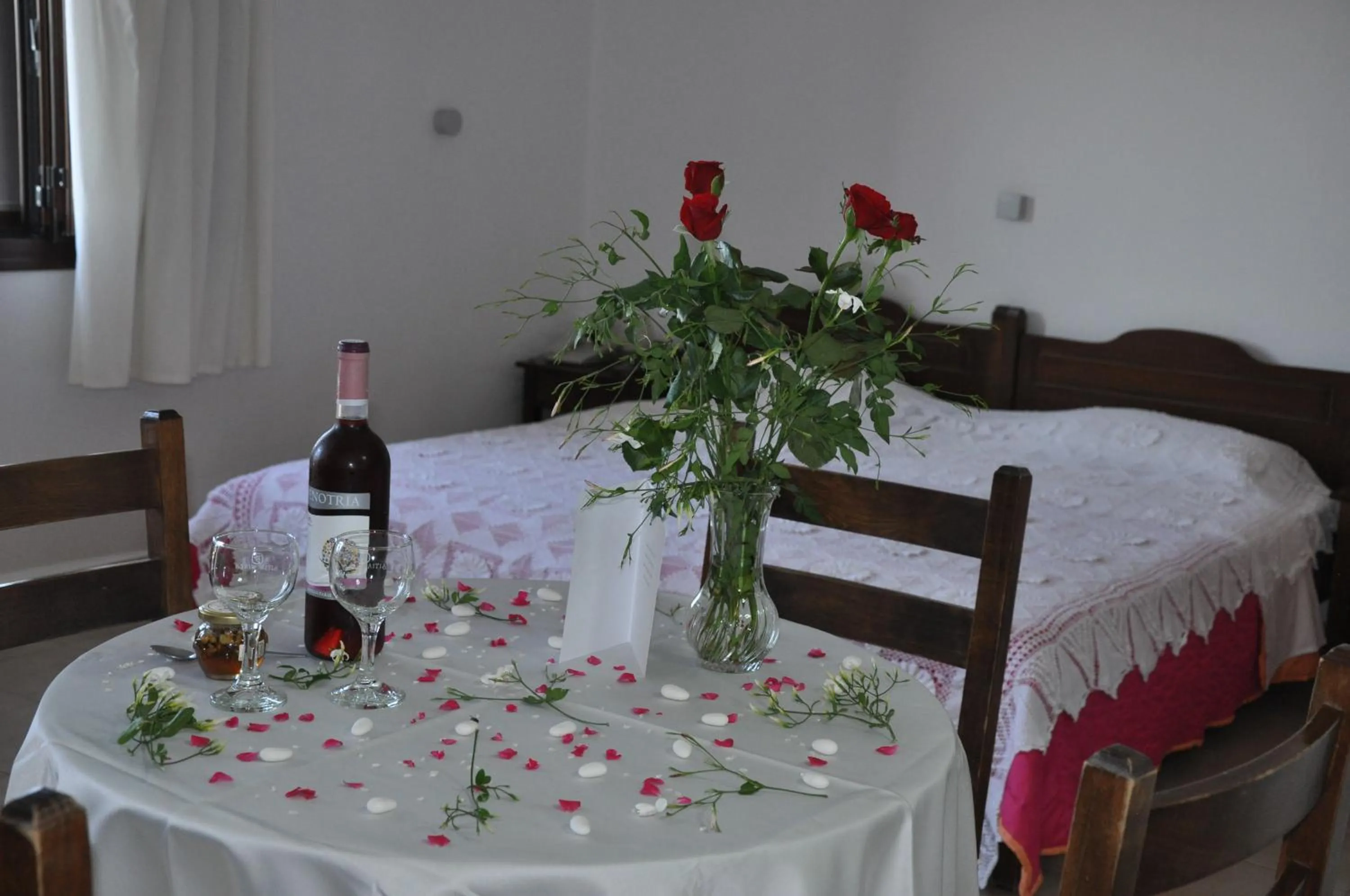 Alcoholic drinks, Bed in Flamingo Apartments