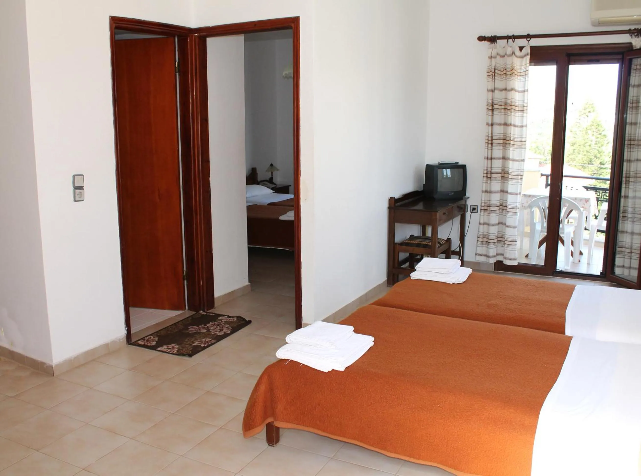 Bed in Flamingo Apartments