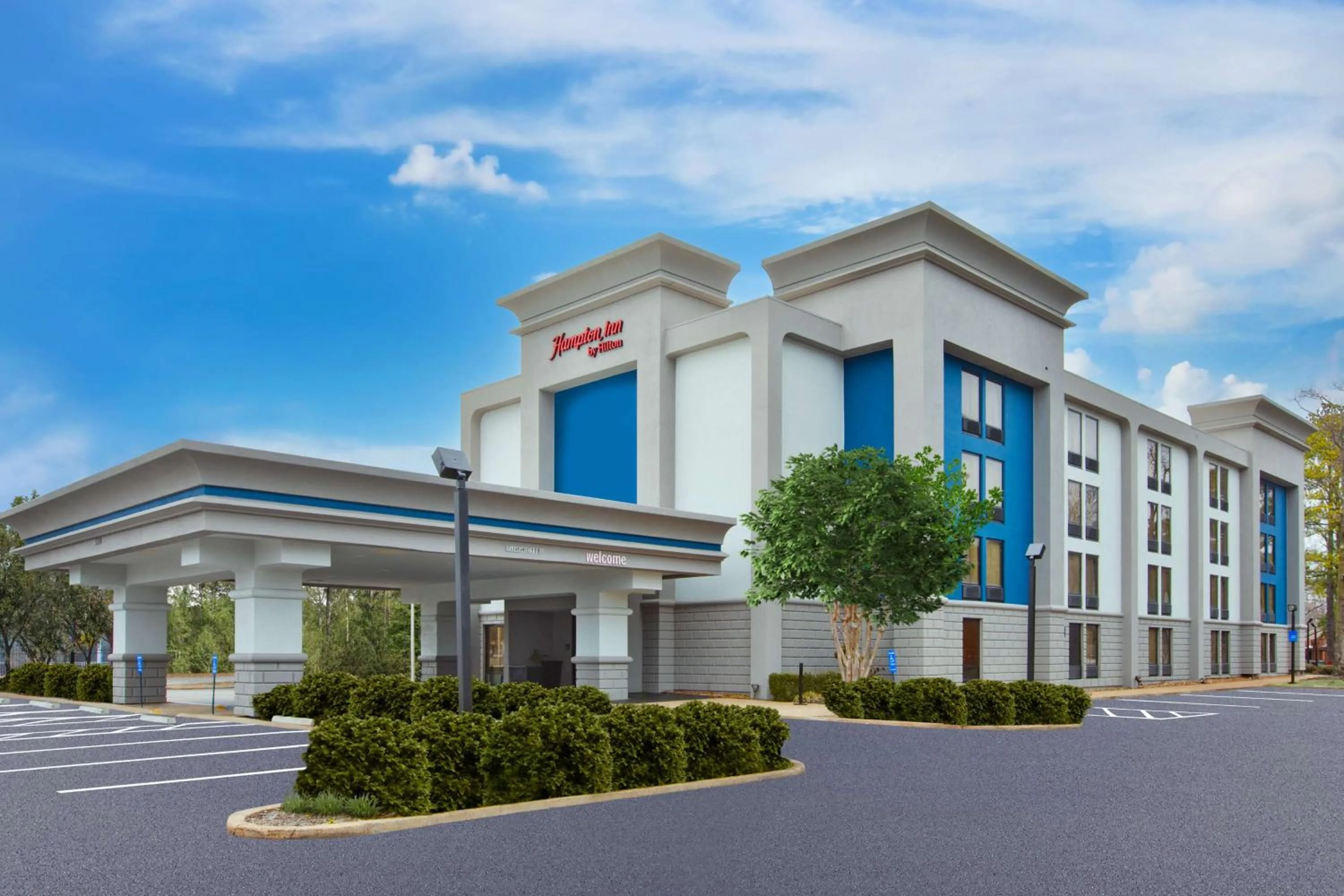 Property building in Hampton Inn Memphis-Poplar