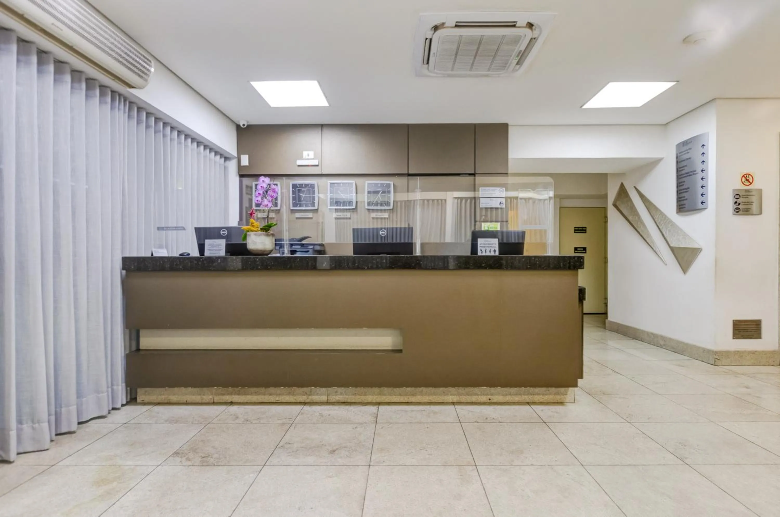 Lobby or reception in BH Jaraguá Hotel