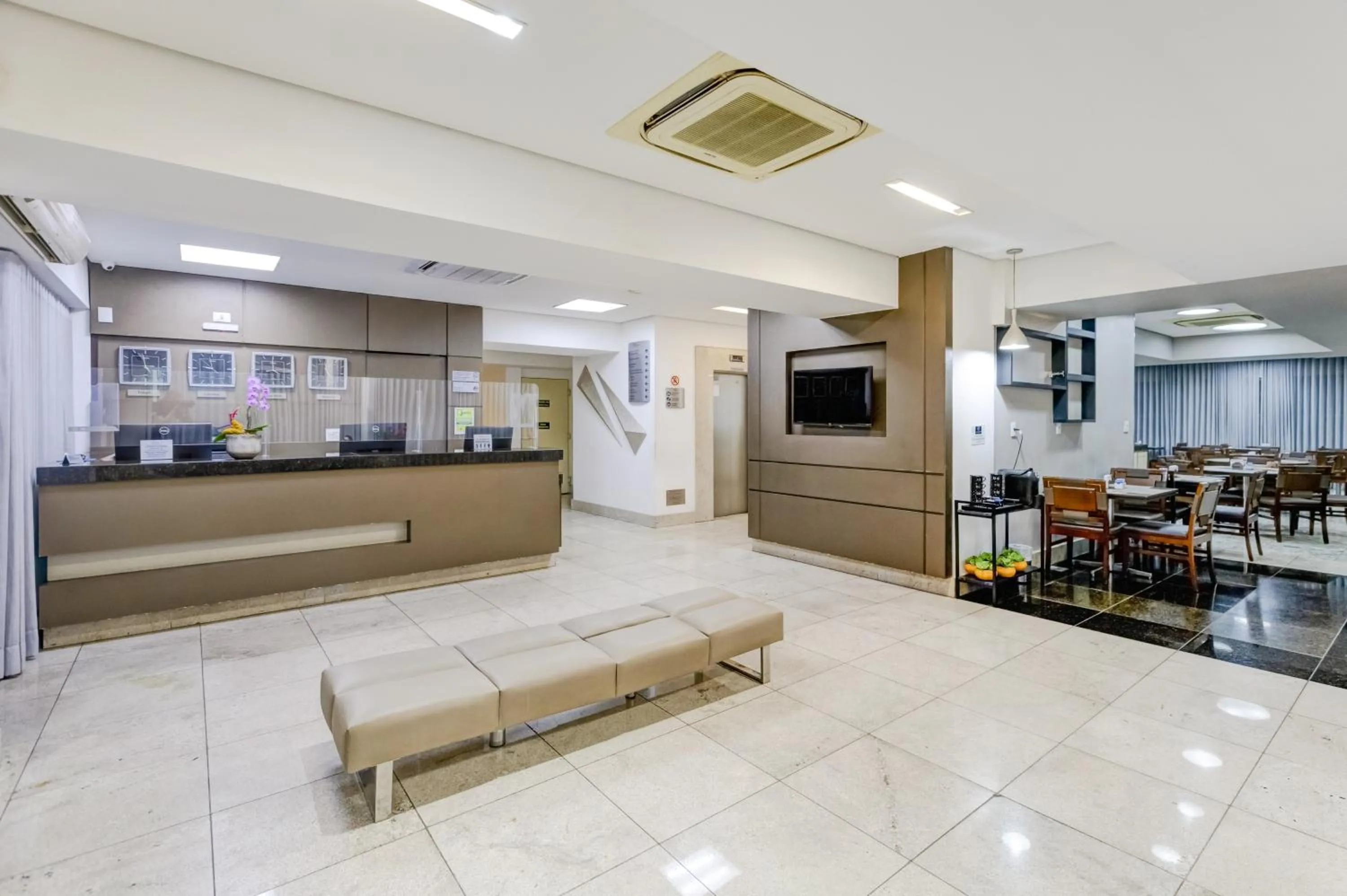 Lobby or reception in BH Jaraguá Hotel