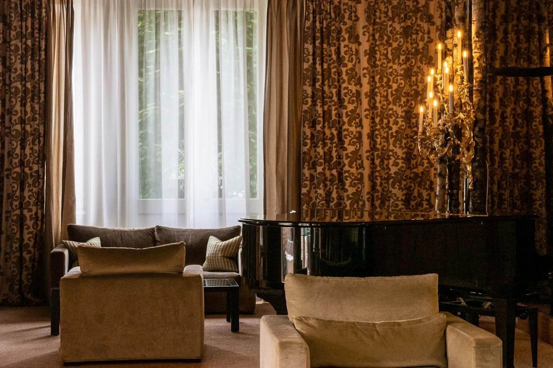 Communal lounge/ TV room in Grand Hôtel du Lion d'Or