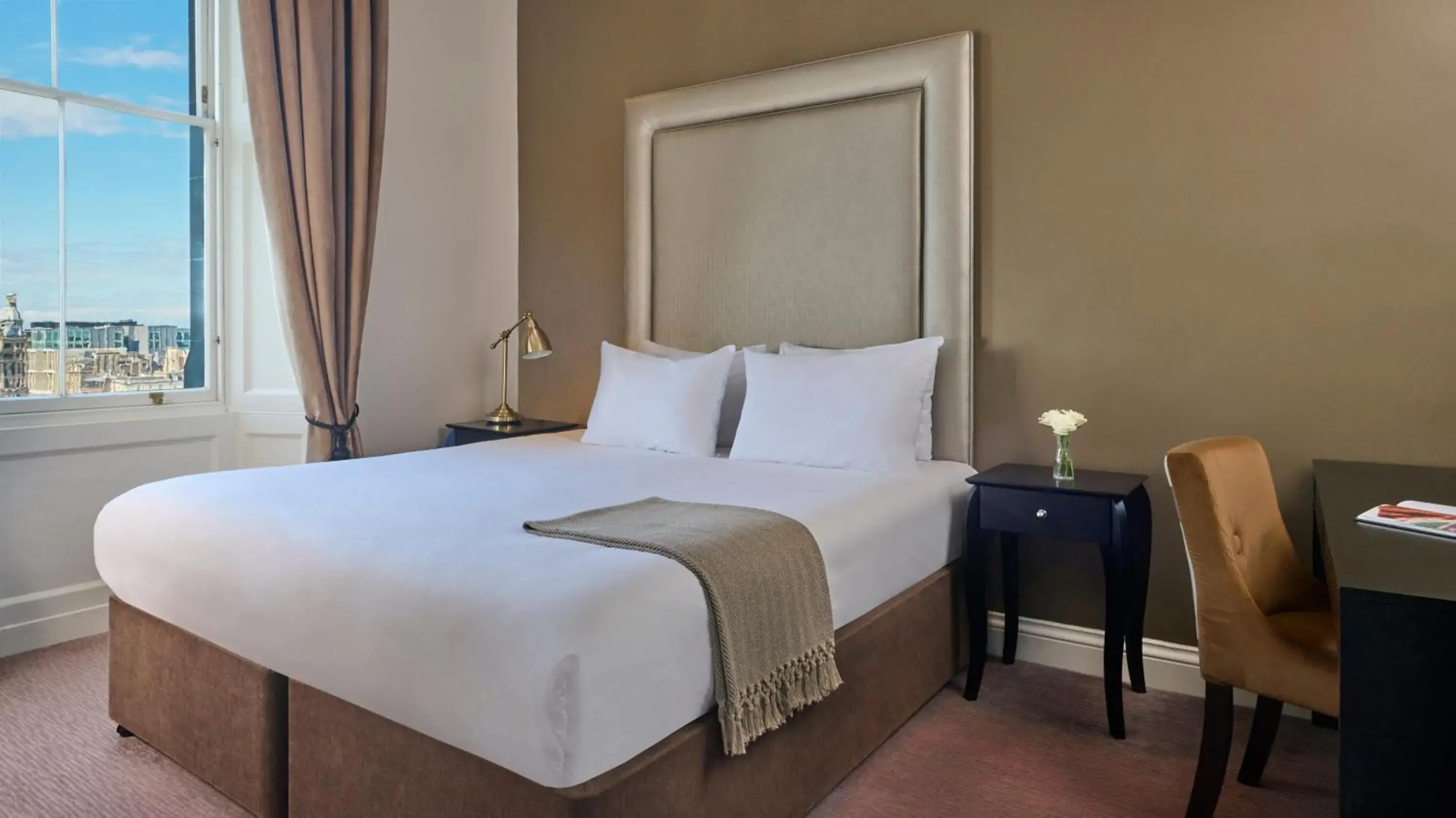 Classic Deluxe City View in Fraser Suites Edinburgh Classic Deluxe City View in Fraser Suites Edinburgh