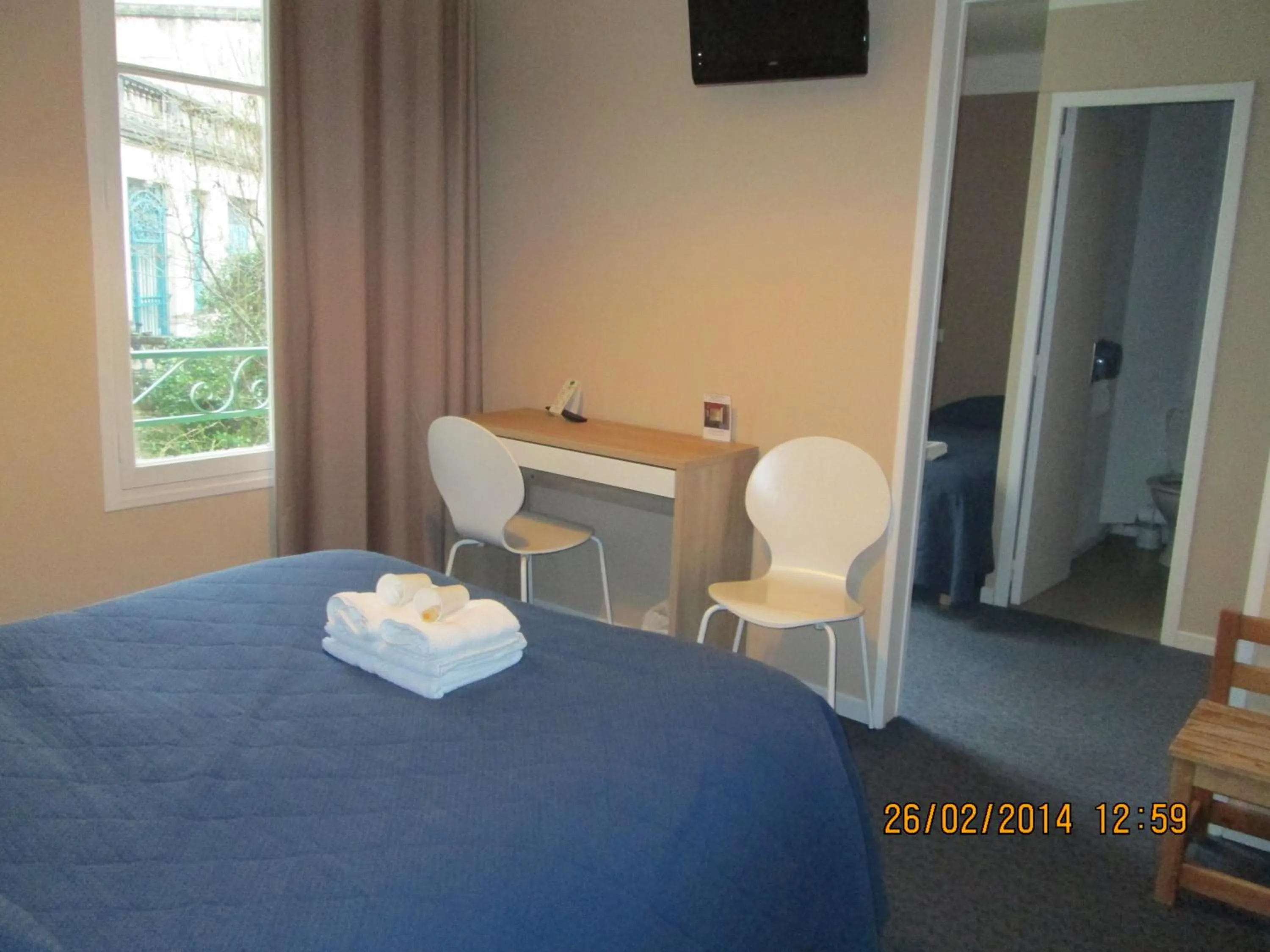 Photo of the whole room, Bed in Hôtel-Restaurant Le Blueberry