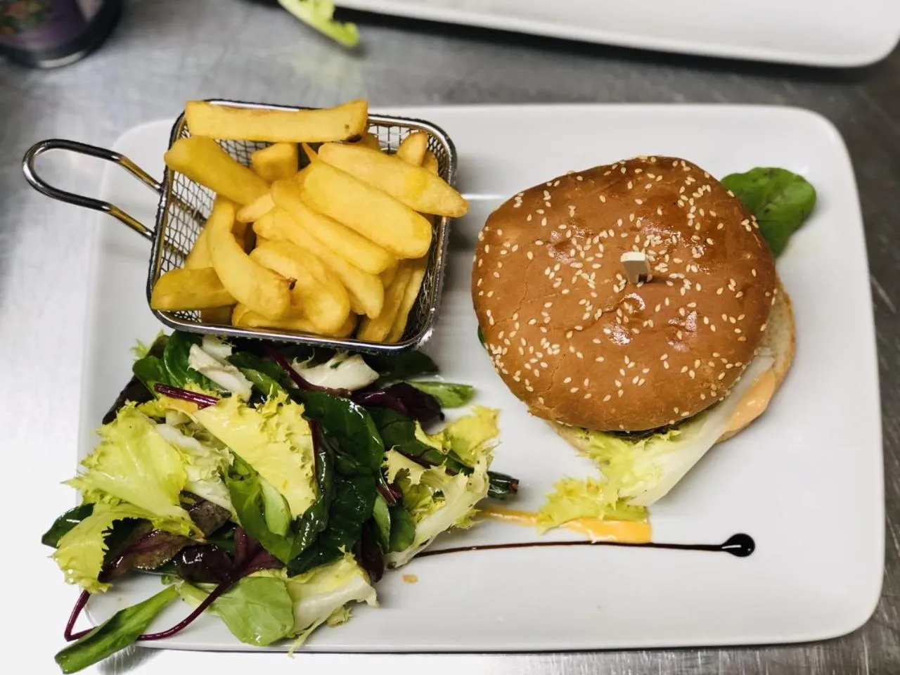 Food and drinks in Hôtel-Restaurant Le Blueberry