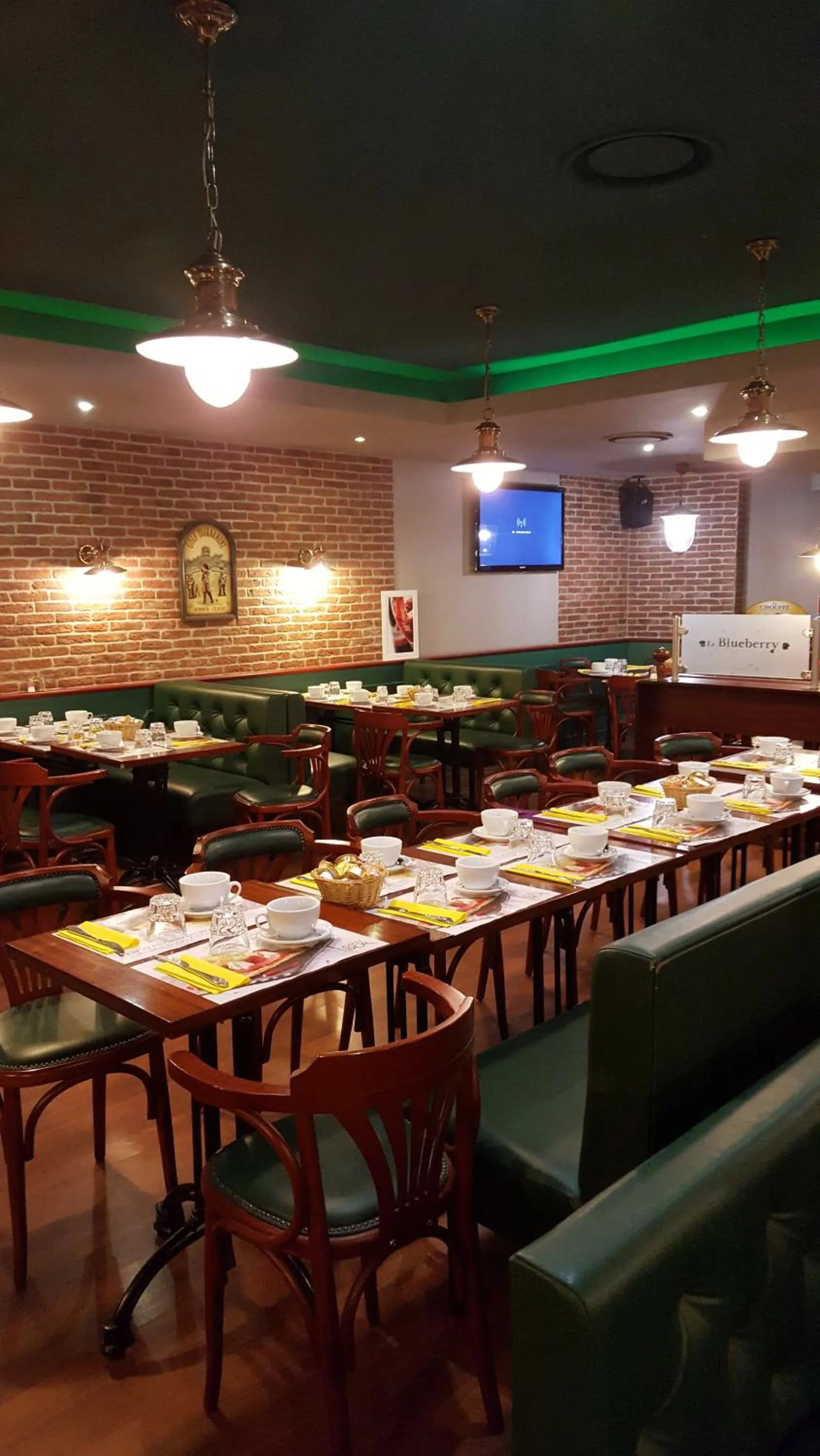 Food and drinks in Hôtel-Restaurant Le Blueberry