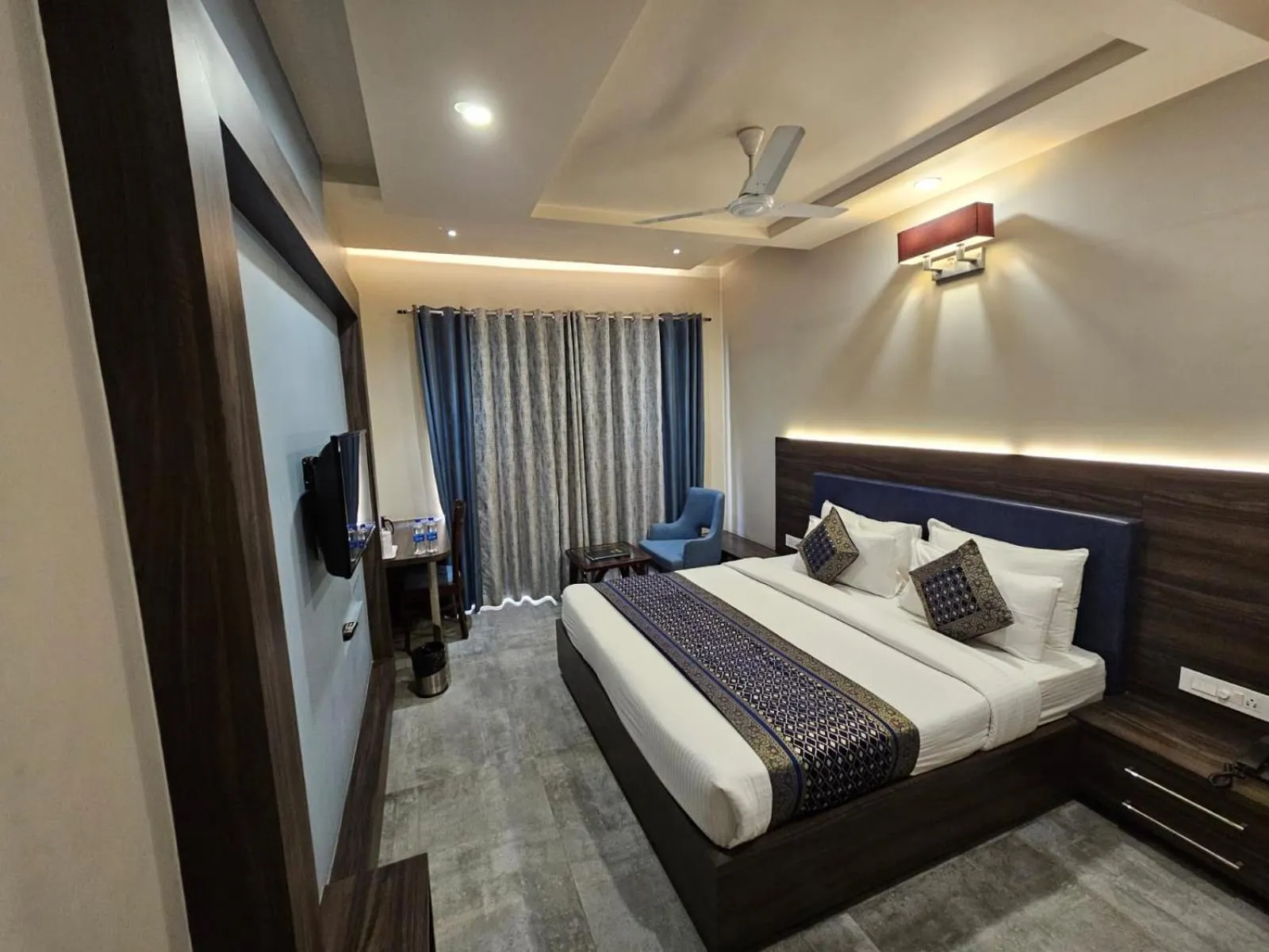 Bed in Hotel Abhinav International