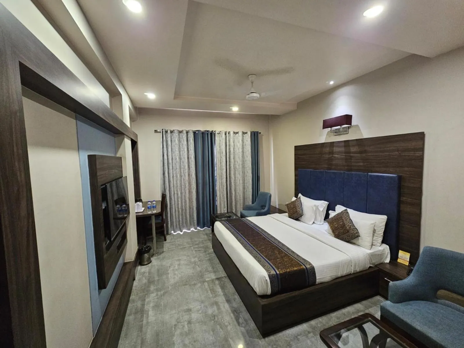 Bed in Hotel Abhinav International