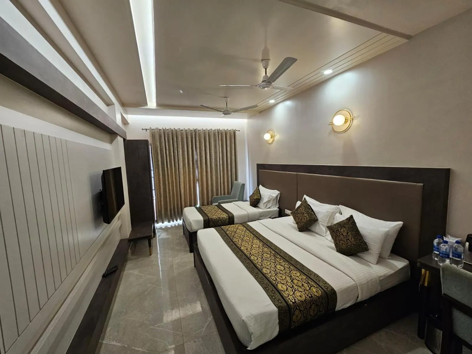 Bed in Hotel Abhinav International