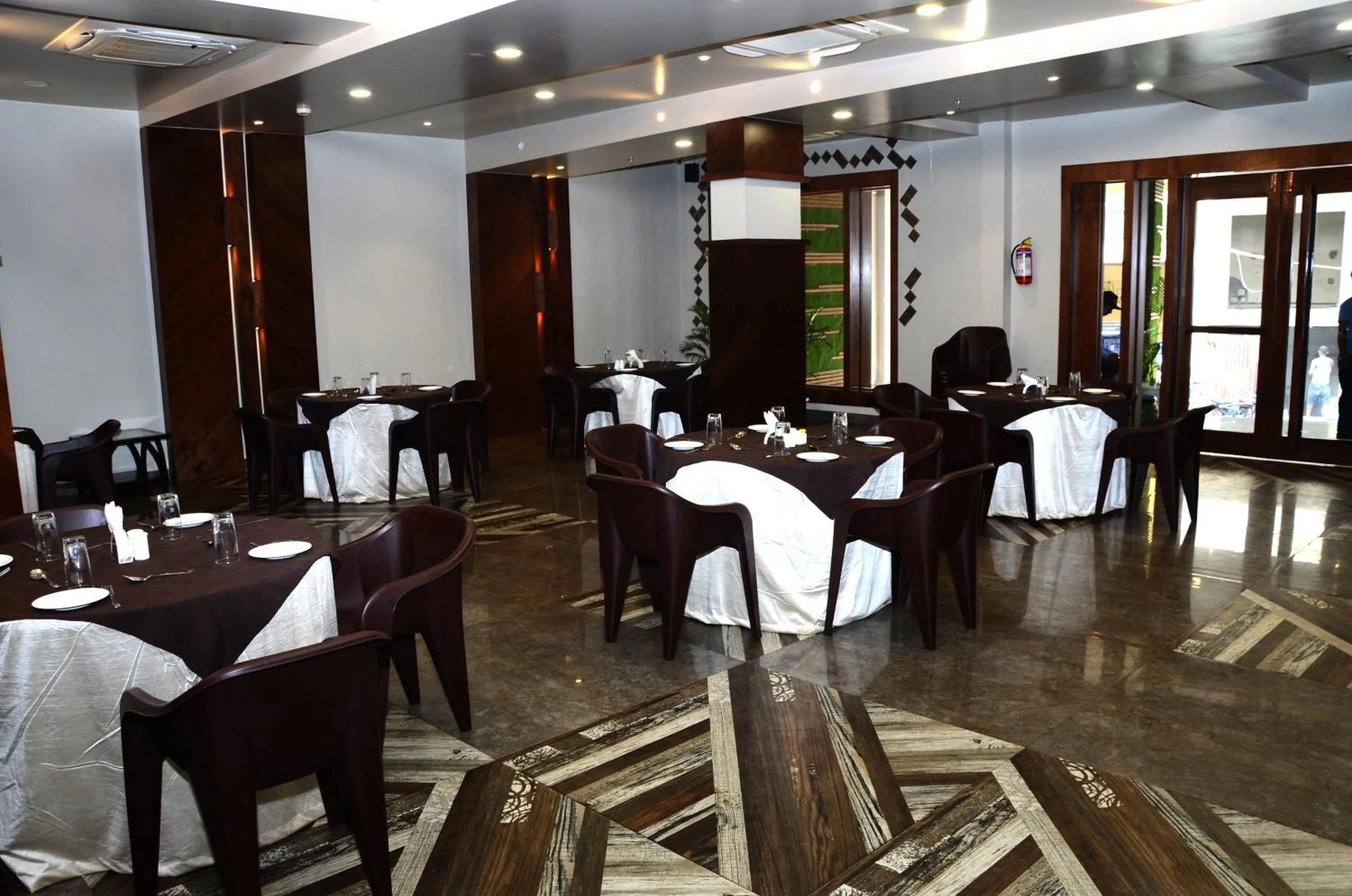 Restaurant/places to eat in Hotel Abhinav International