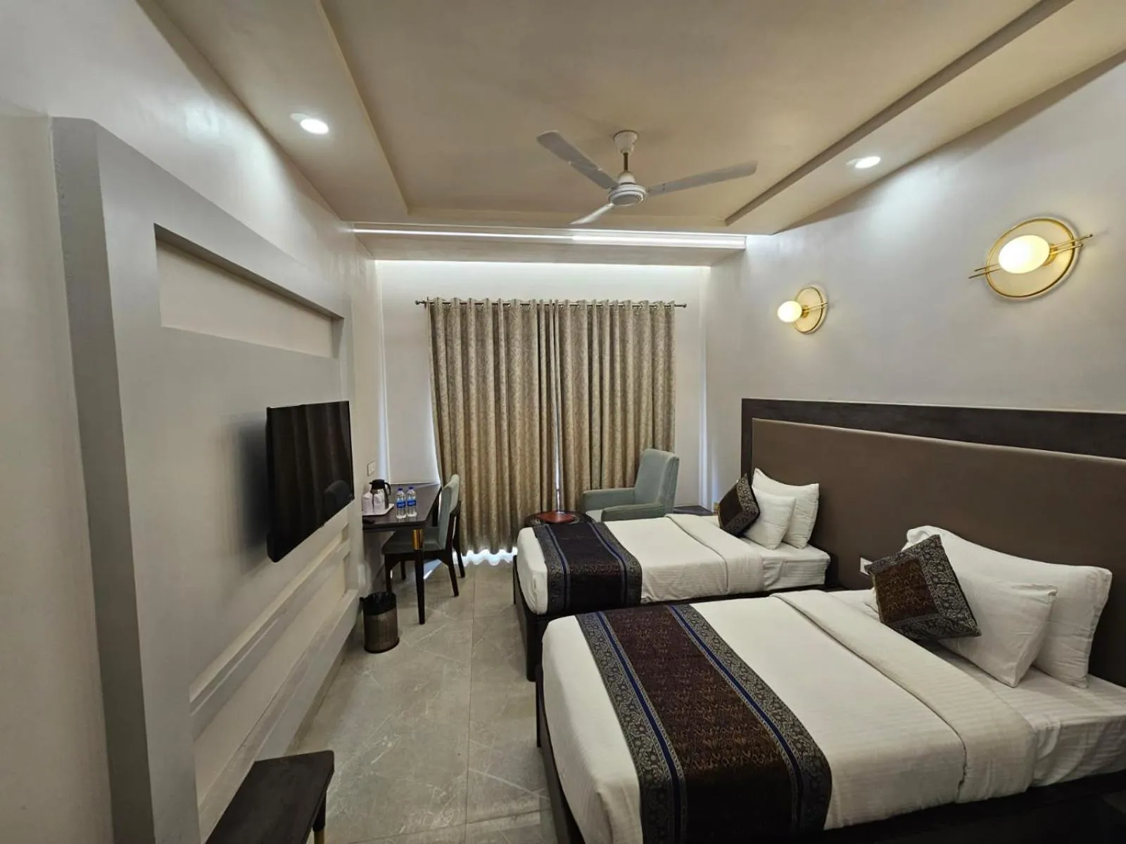 Bed in Hotel Abhinav International