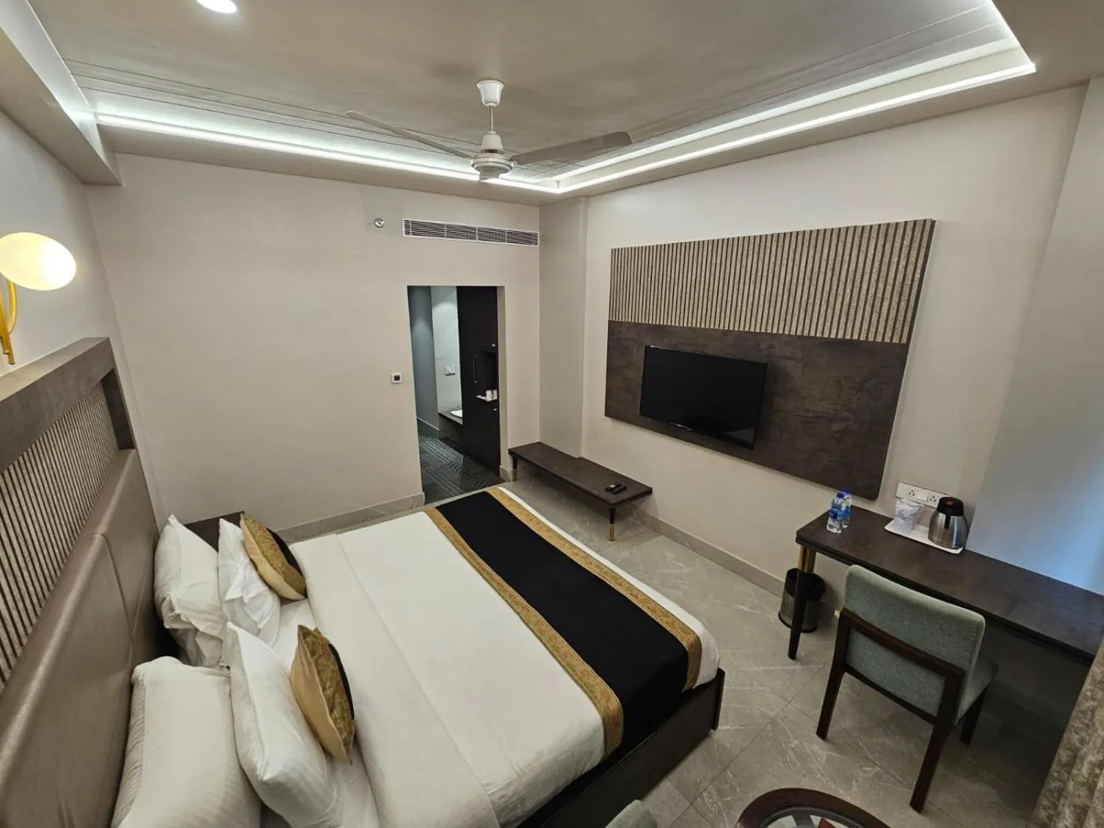 Bed in Hotel Abhinav International