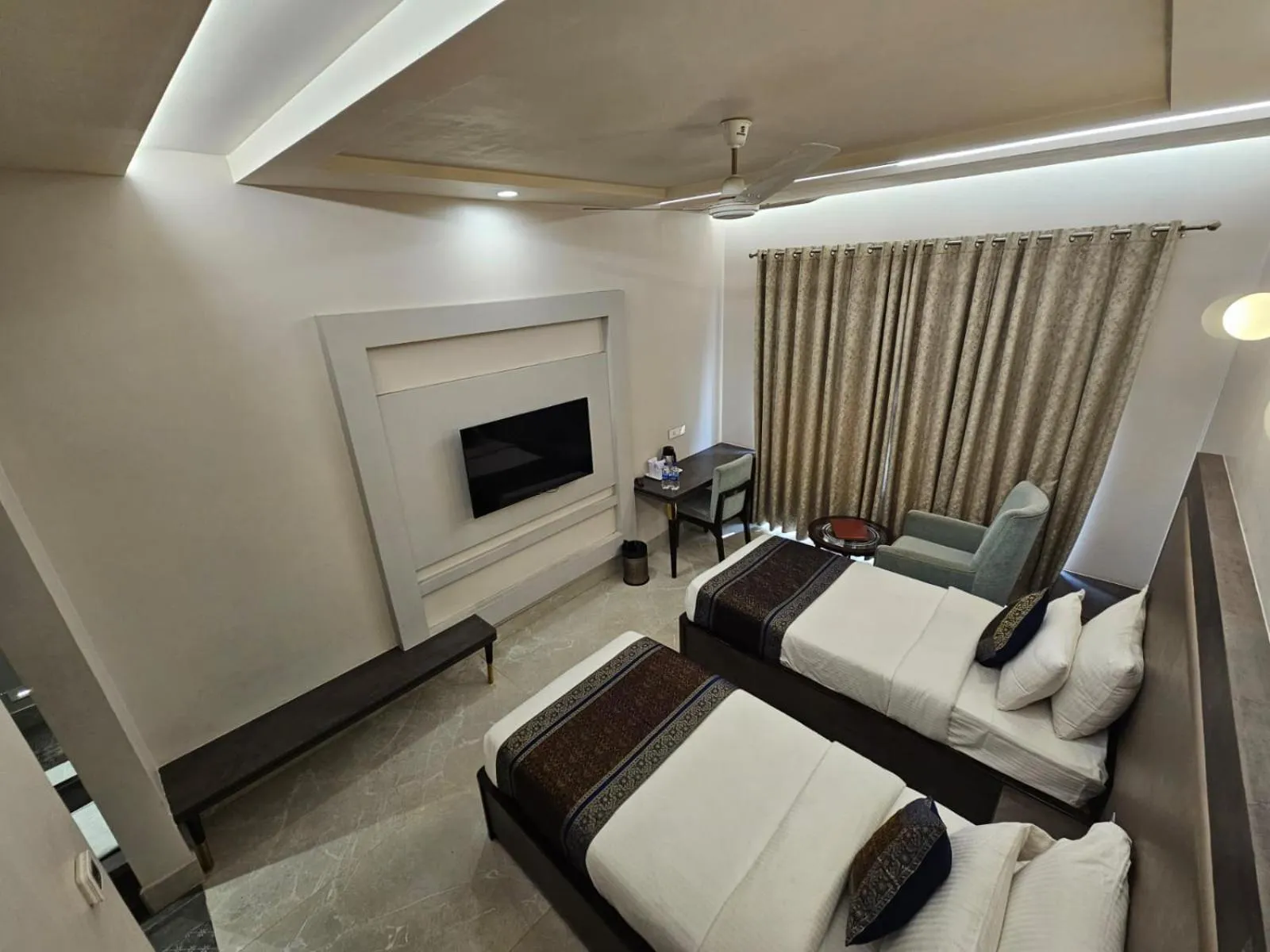 Bed in Hotel Abhinav International