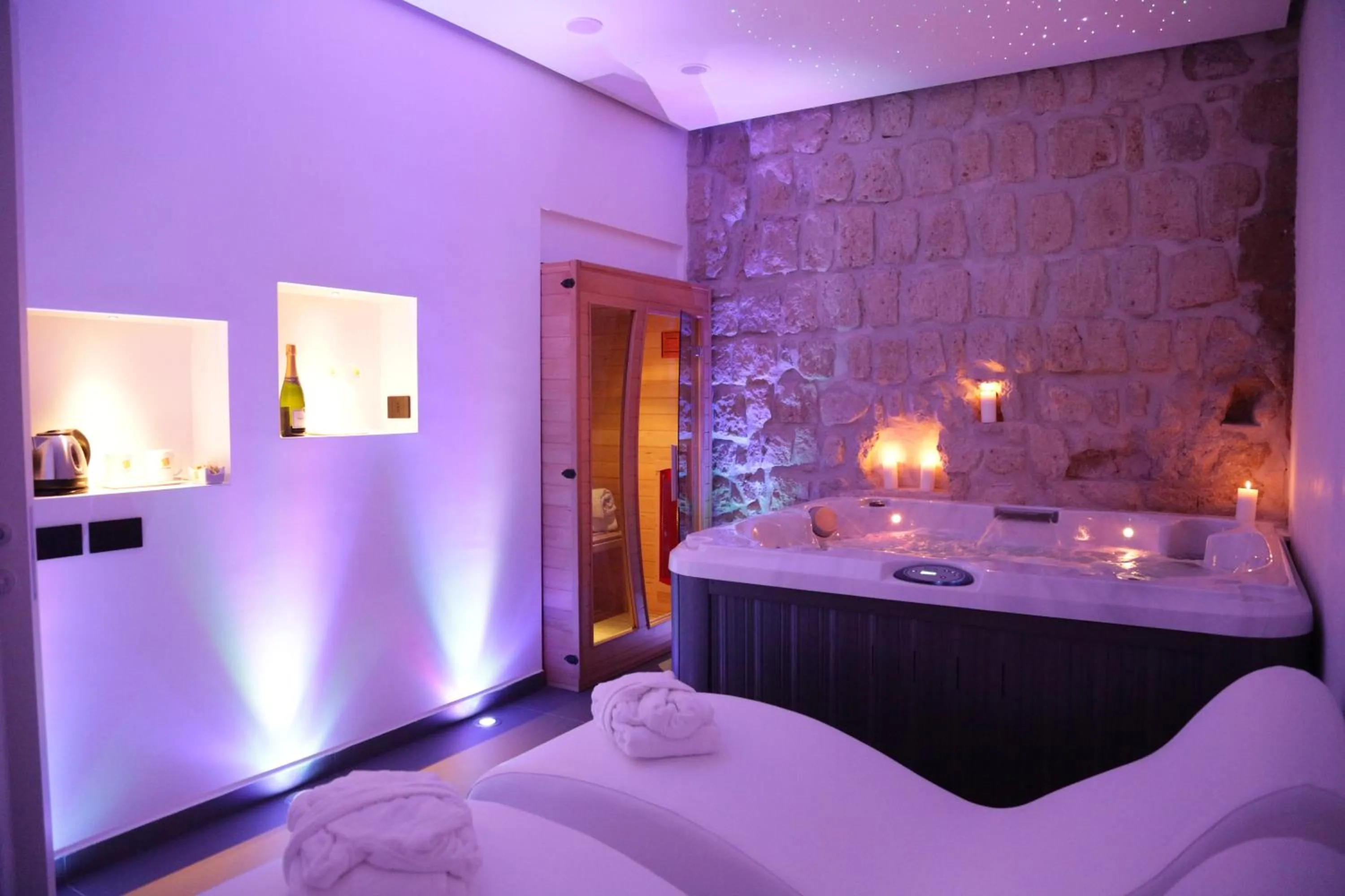 Hot Tub, Bed in Cellamare Suite & Spa