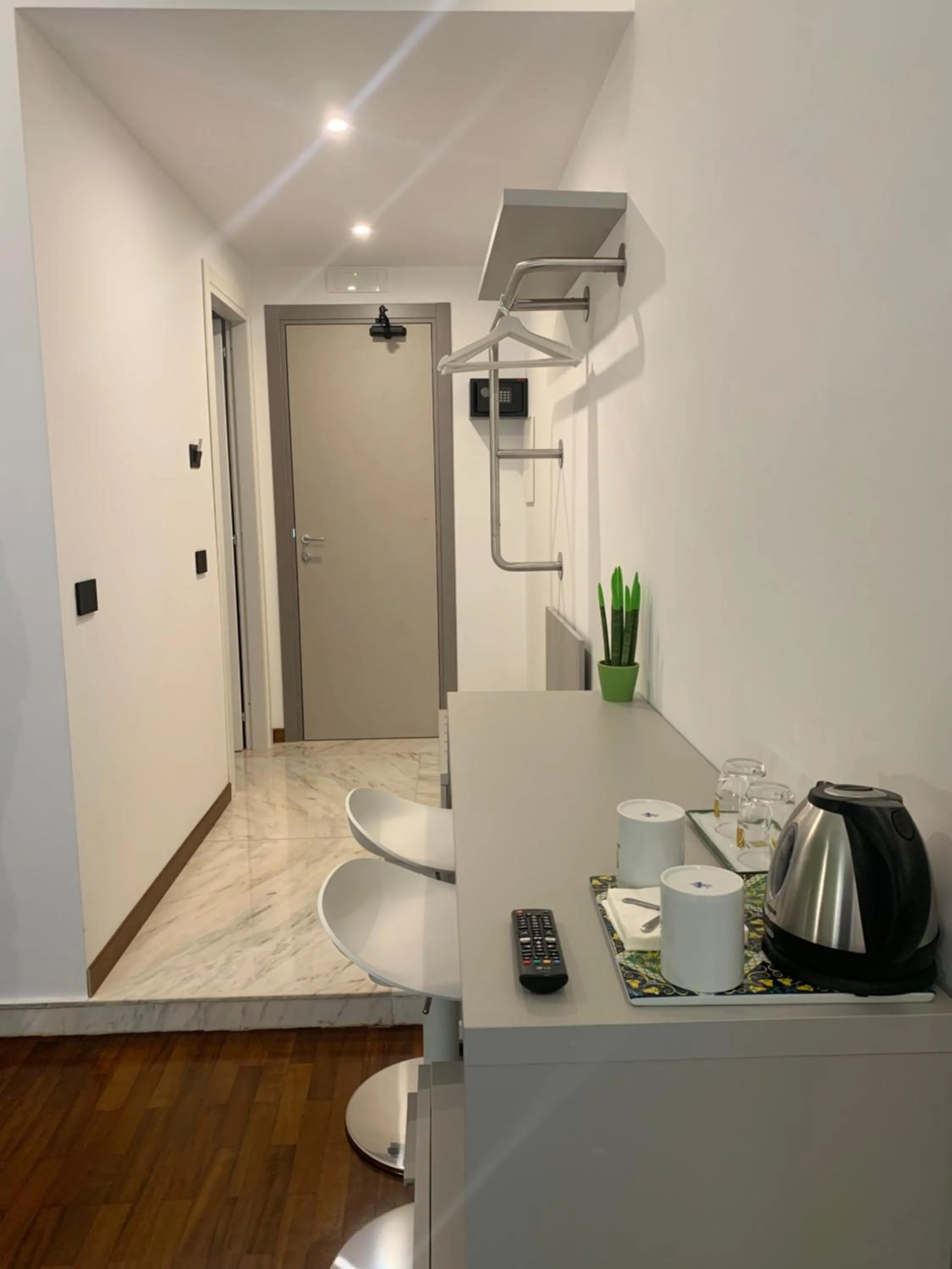 Coffee/tea facilities in Cellamare Suite & Spa