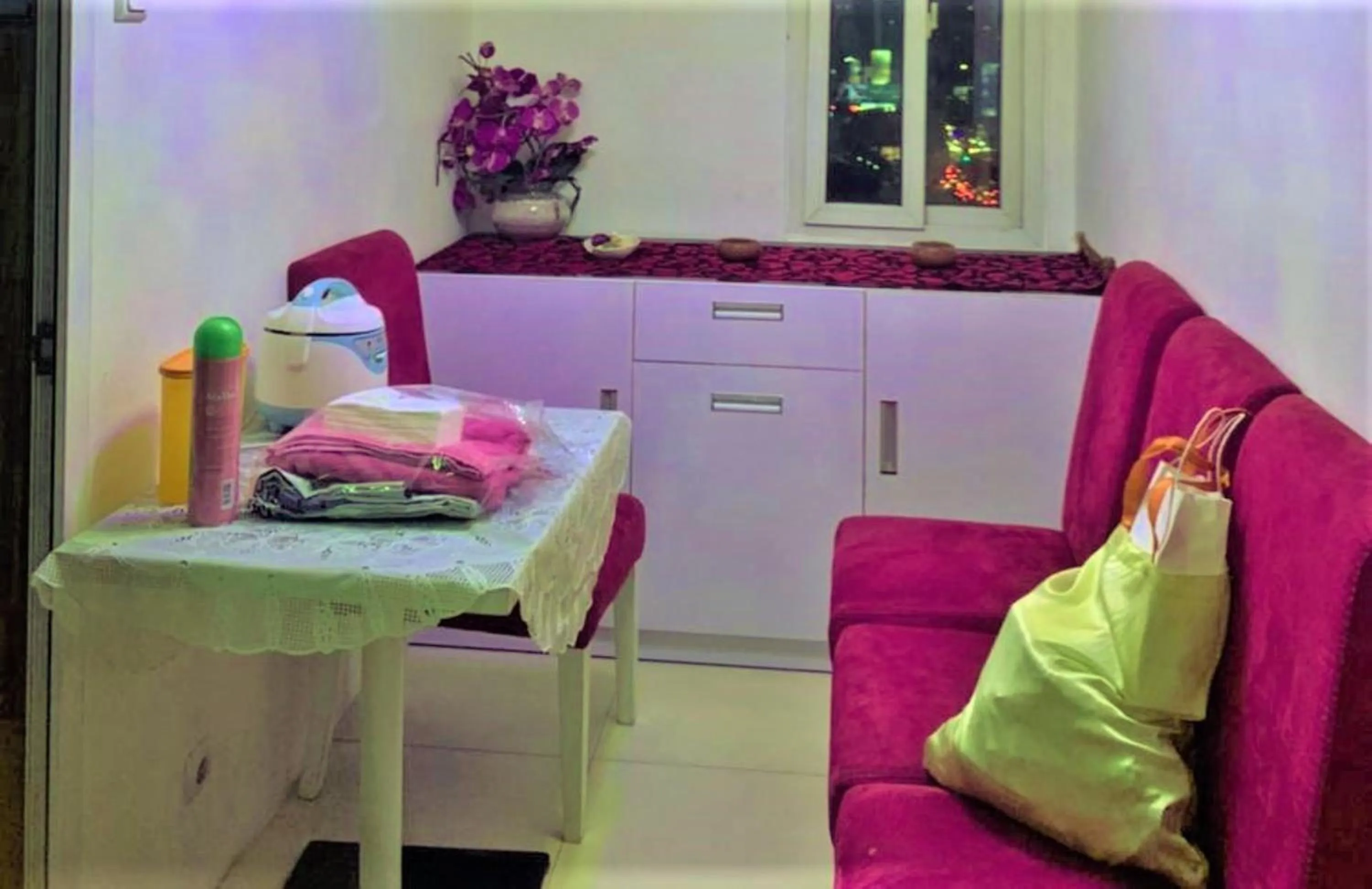 Living room in Apartemen Mutiara Bekasi by Veeroom