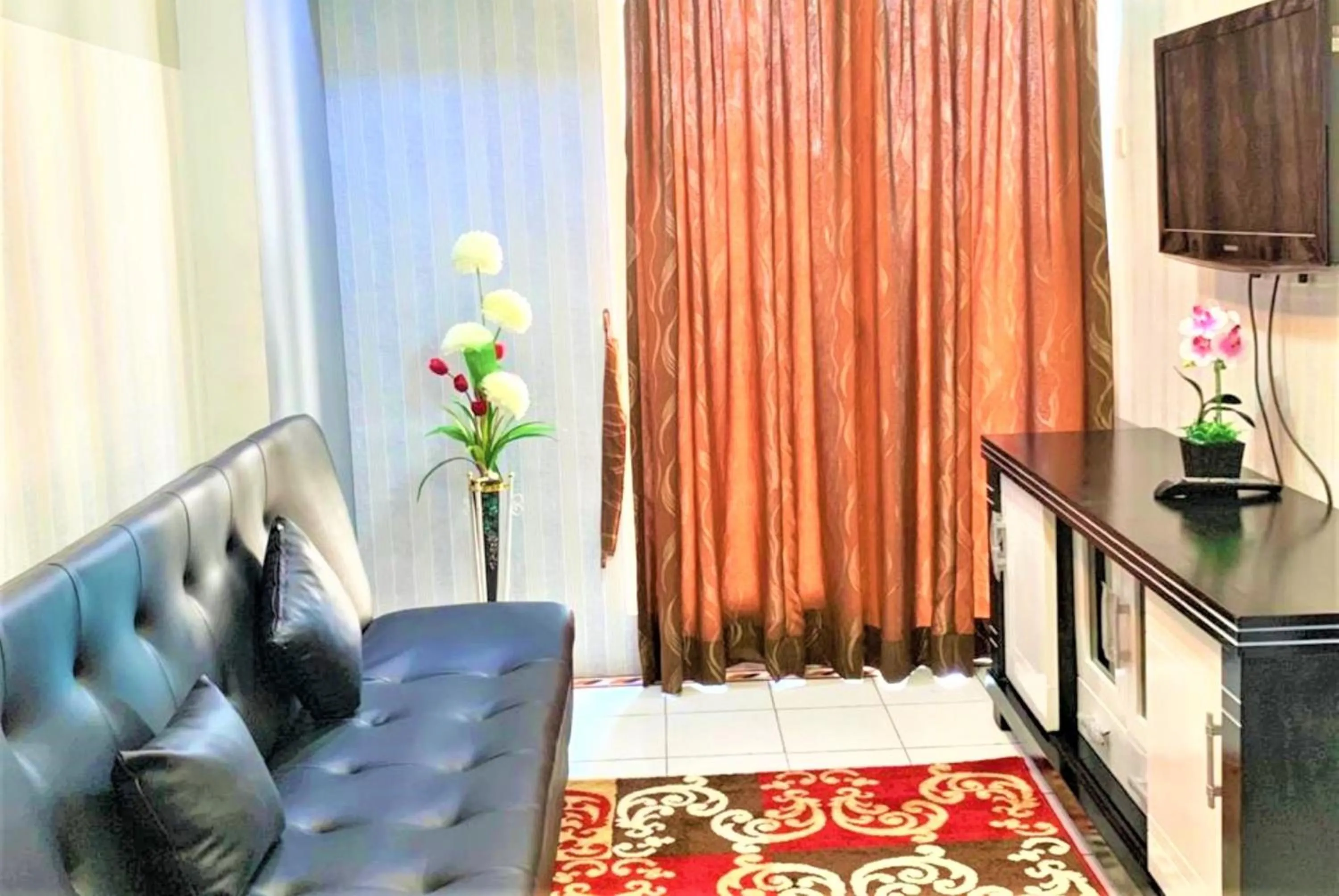 Living room in Apartemen Mutiara Bekasi by Veeroom