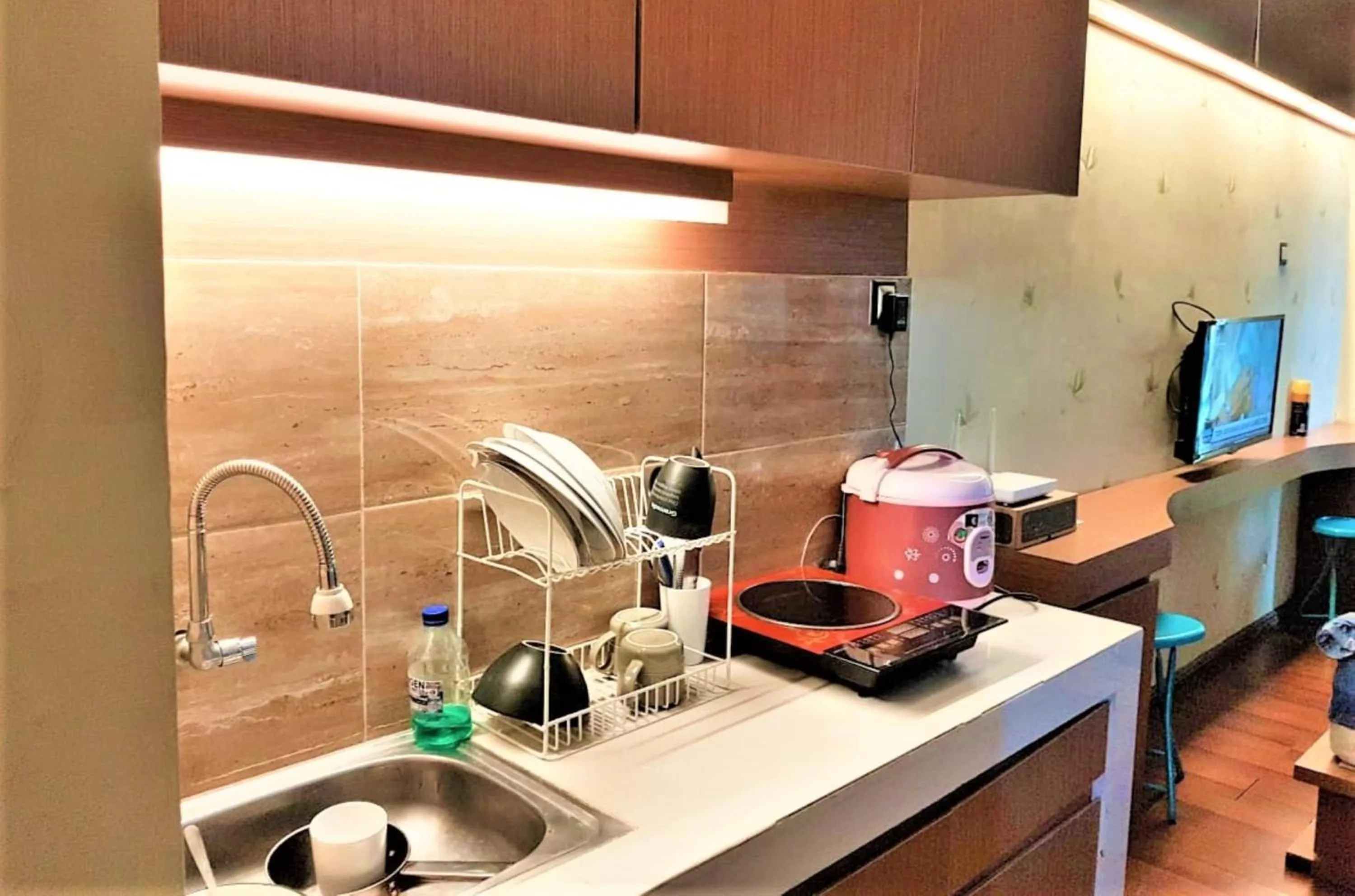 Kitchen or kitchenette in Apartemen Mutiara Bekasi by Veeroom
