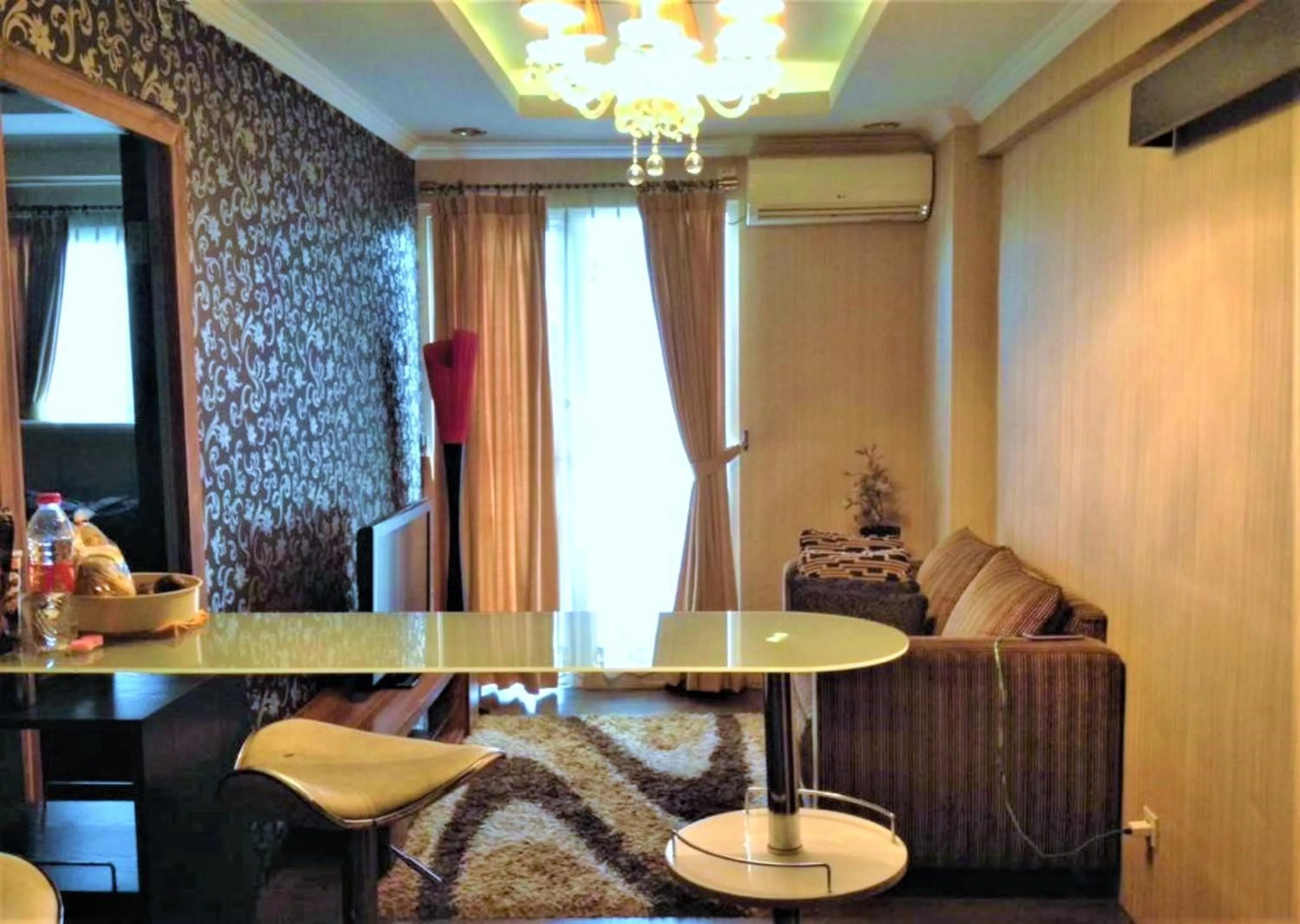 Living room in Apartemen Mutiara Bekasi by Veeroom