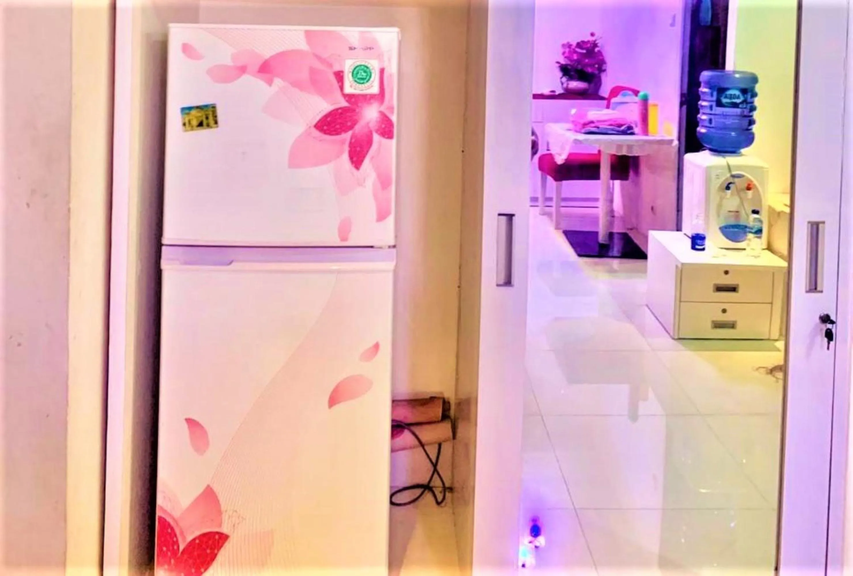 Kitchen or kitchenette in Apartemen Mutiara Bekasi by Veeroom