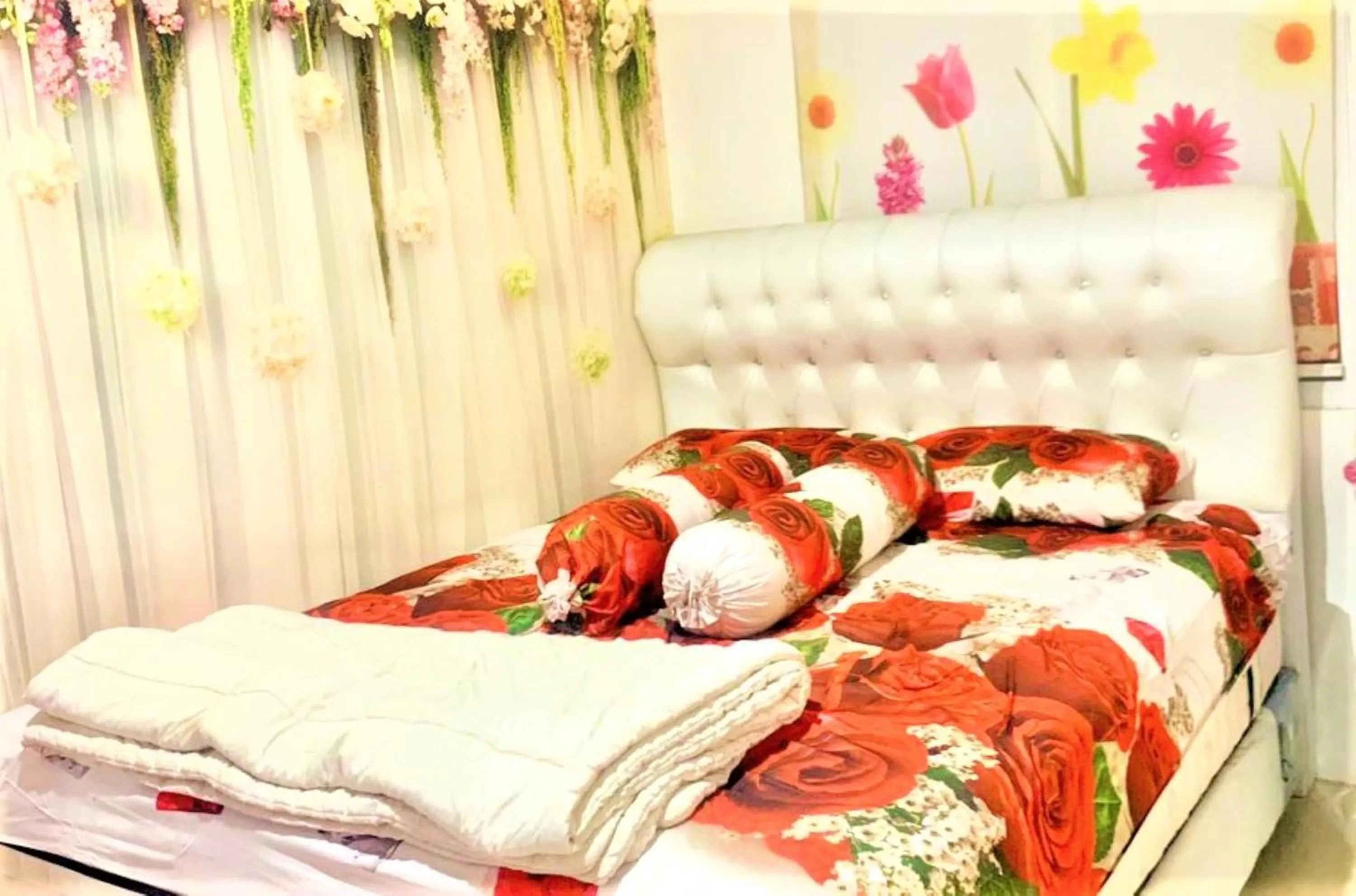 Bedroom, Bed in Apartemen Mutiara Bekasi by Veeroom