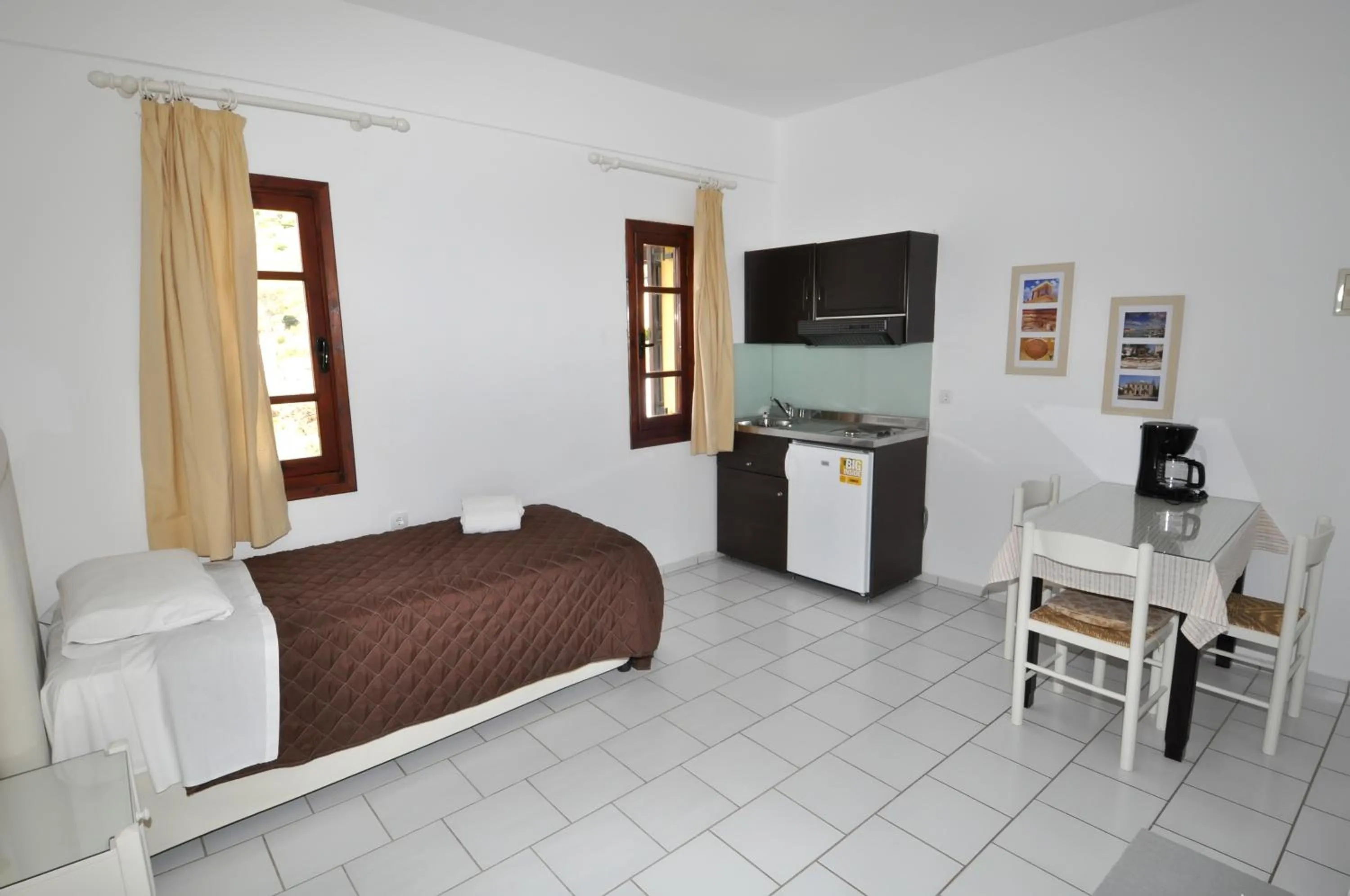 Dining area, Bed in Pennystella Apartments