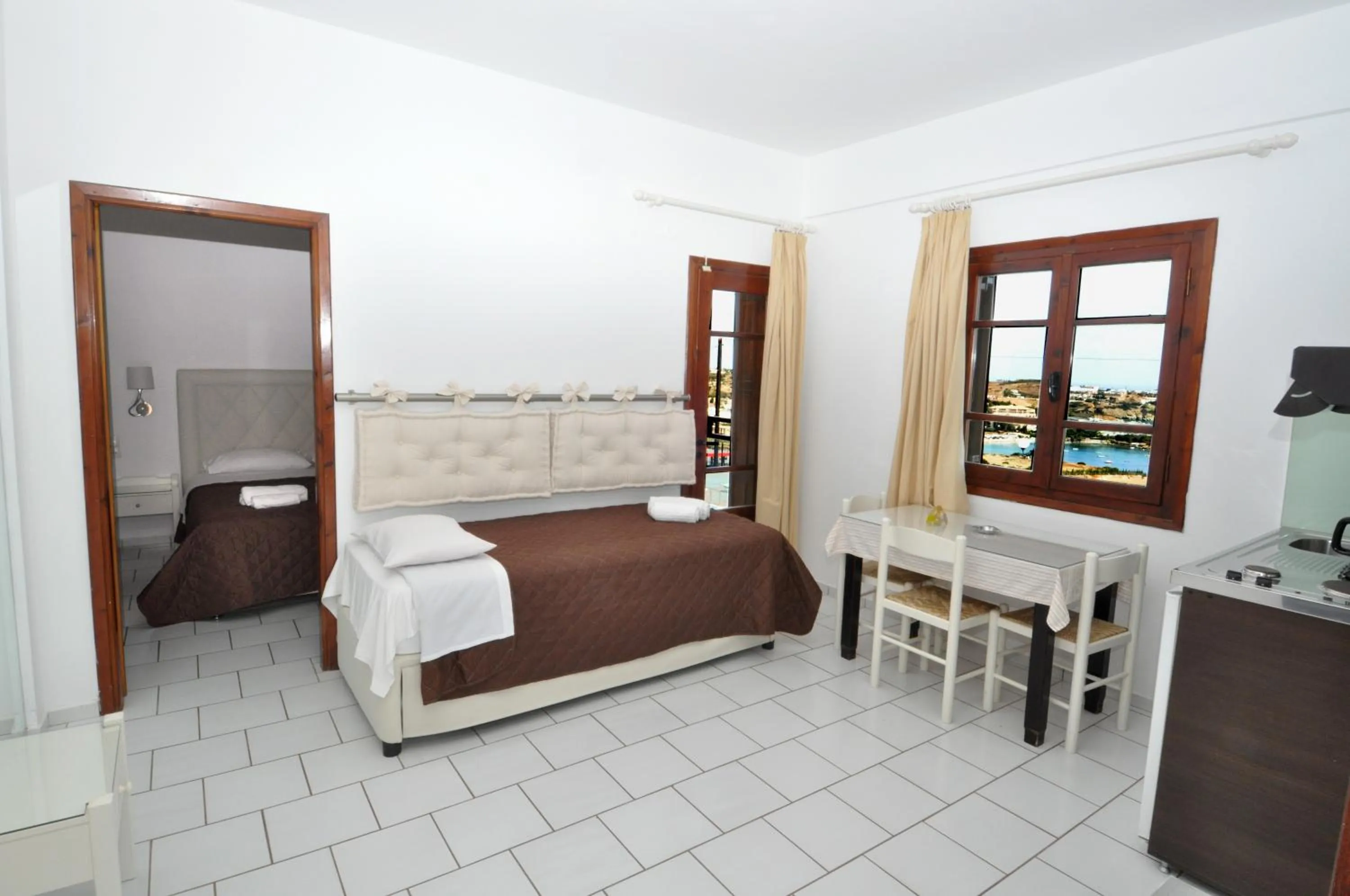 Dining area, Bed in Pennystella Apartments