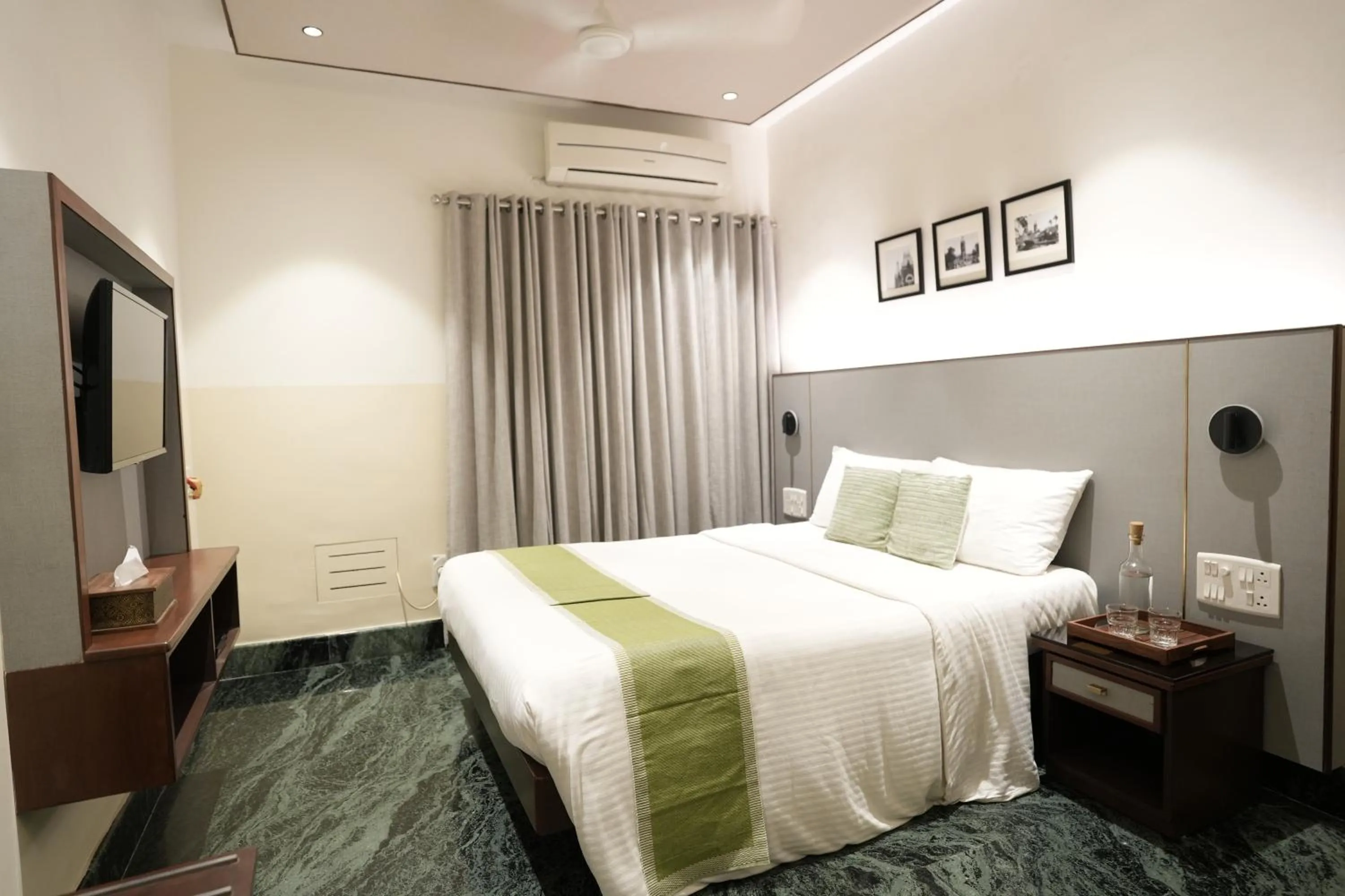 Property building, Bed in Hanu Reddy Residences Poes Garden